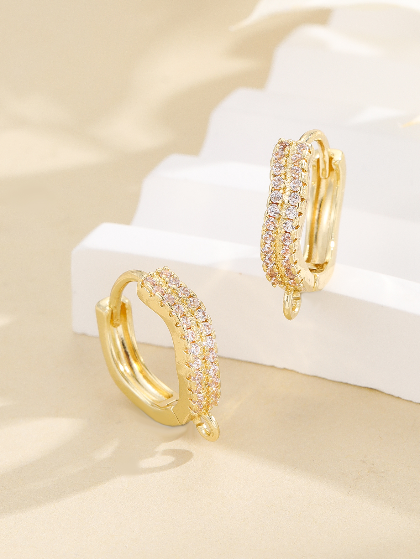 Small zircon circular ear buckle earrings with a touch of high-end, light luxury and niche design for women in spring, a new trend in 2023 Application Scenario