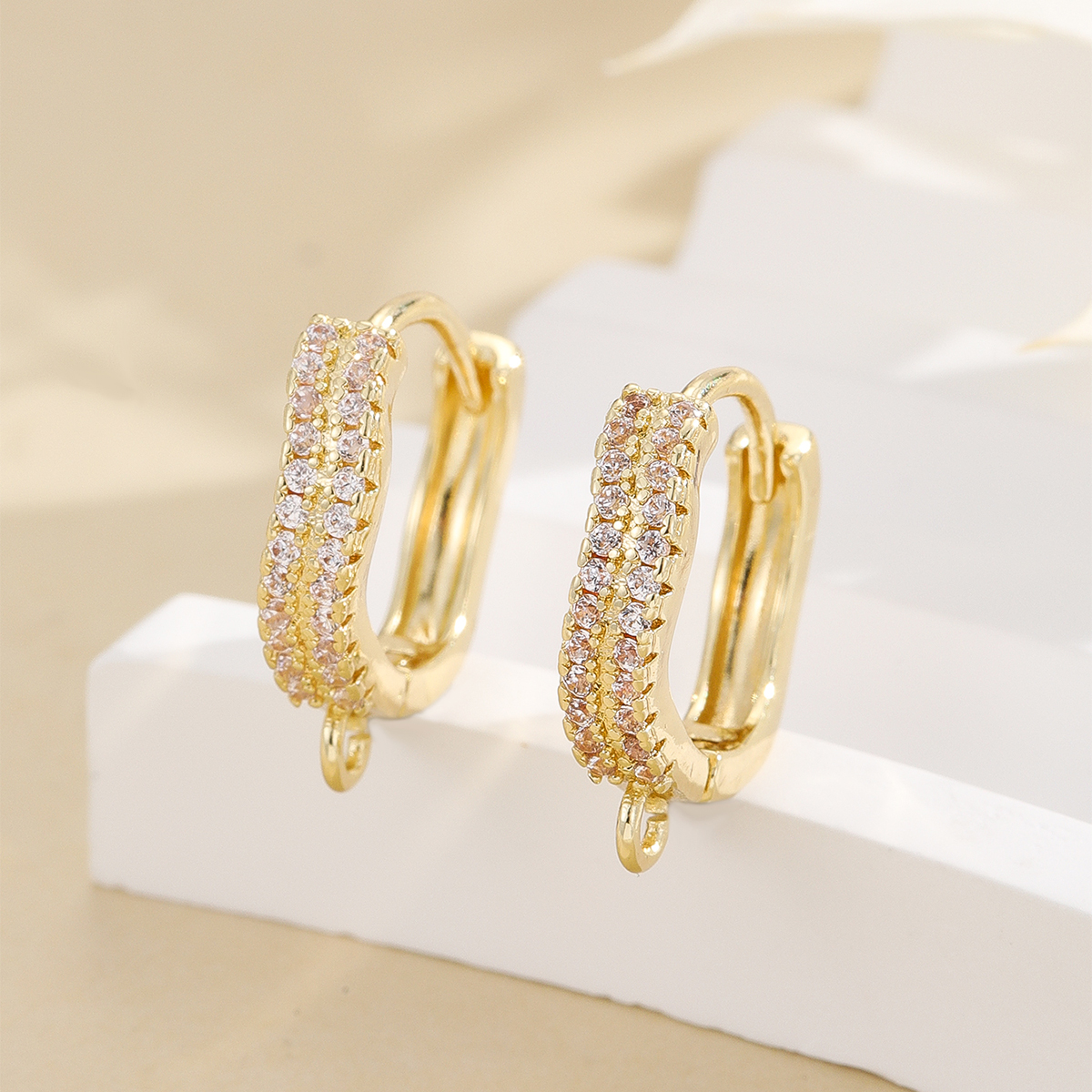 Small zircon circular ear buckle earrings with a touch of high-end, light luxury and niche design for women in spring, a new trend in 2023