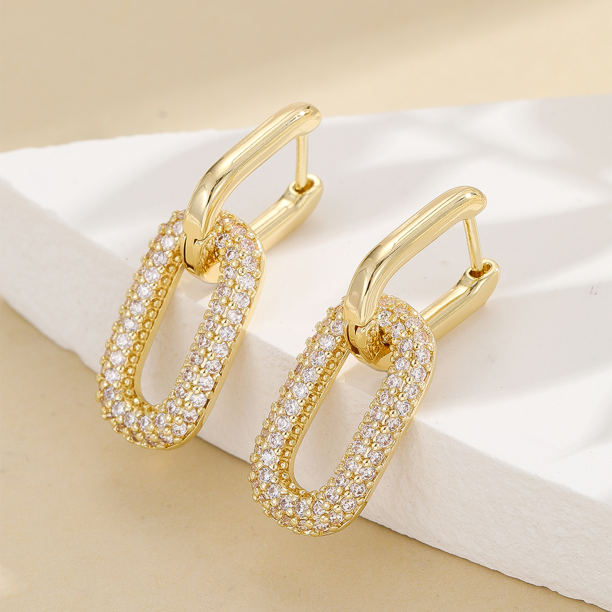 High-end and light luxury earrings, feminine and cold style autumn and winter ear buckles, 2023 trendy and niche design earrings