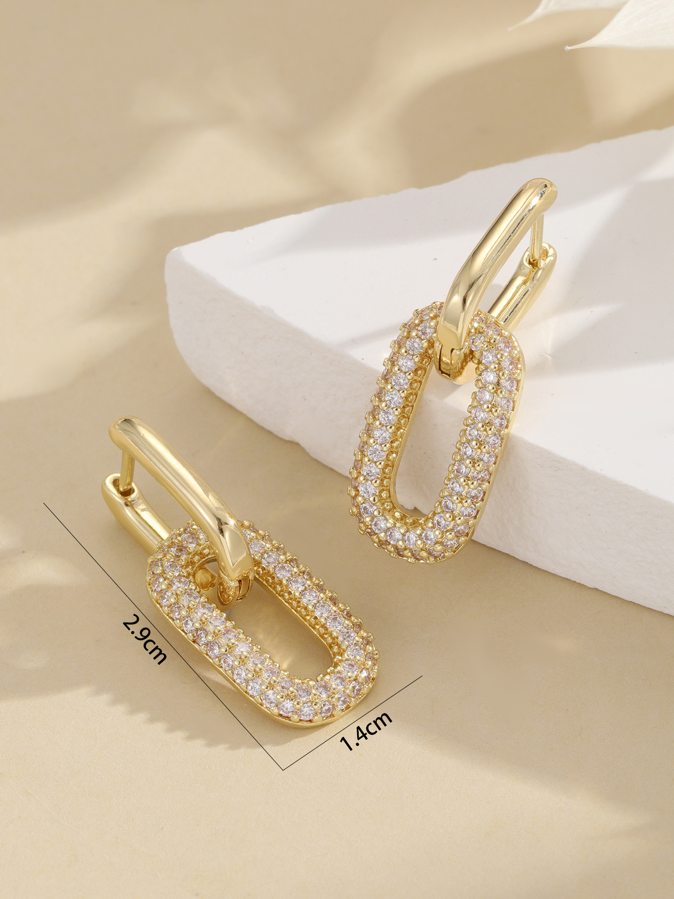 High-end and light luxury earrings, feminine and cold style autumn and winter ear buckles, 2023 trendy and niche design earrings details Picture