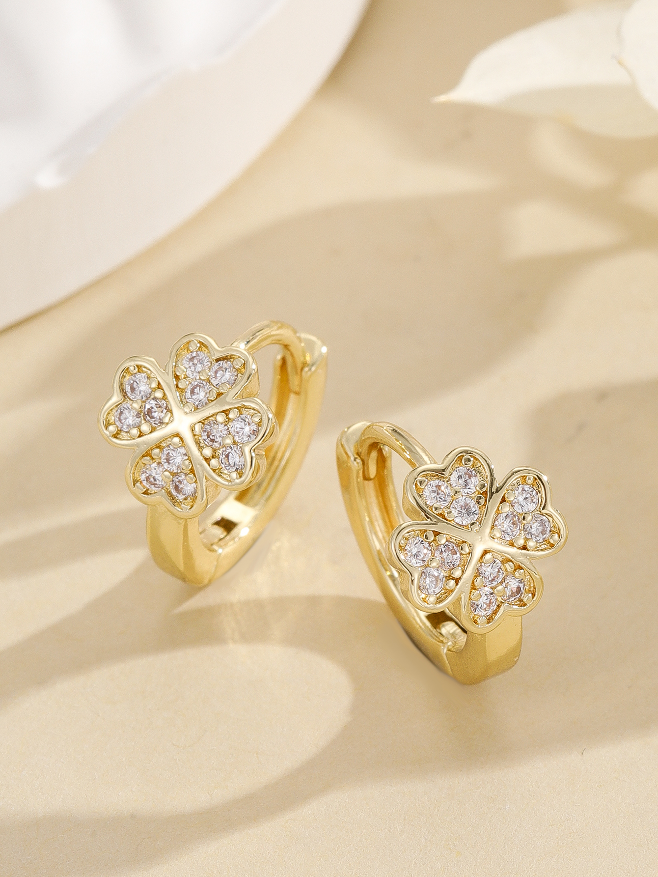 The same style as Douyin, featuring simple full-diamond zirconia four-leaf clover earrings, ear rings and ear buckles, as well as an Instagnetiz-themed design Application Scenario