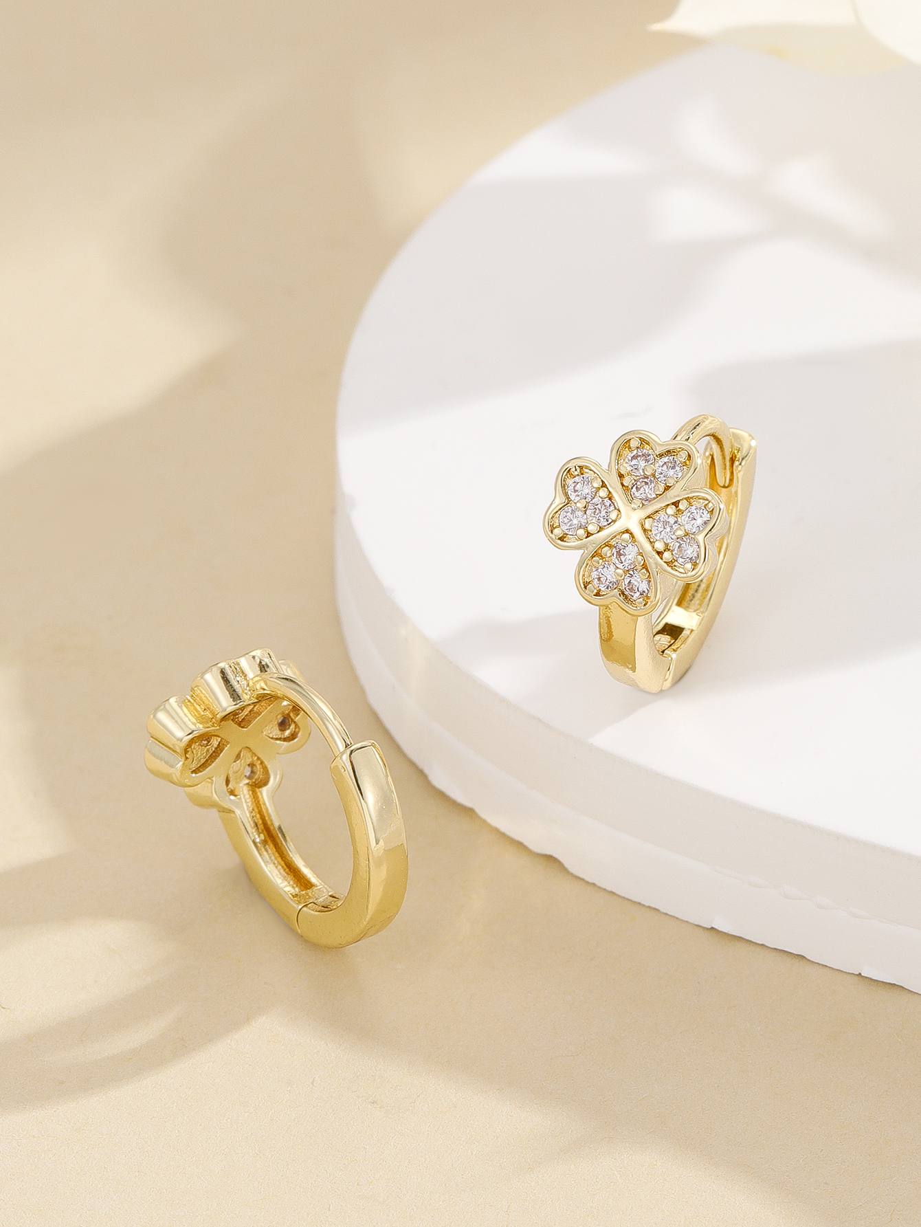 The same style as Douyin, featuring simple full-diamond zirconia four-leaf clover earrings, ear rings and ear buckles, as well as an Instagnetiz-themed design Item Picture