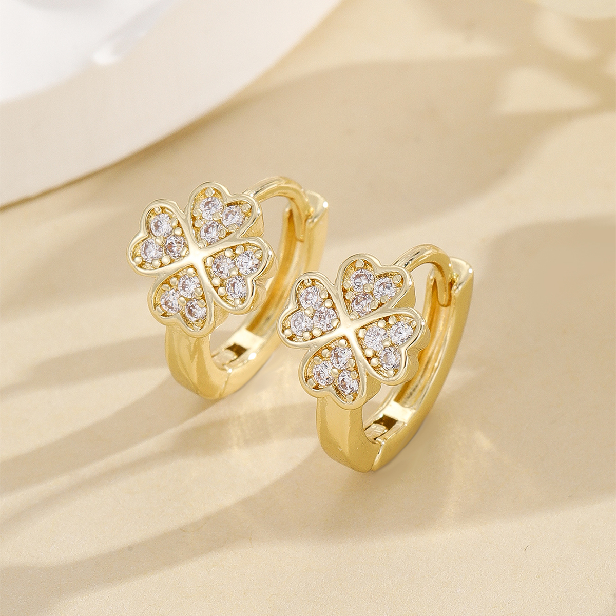 The same style as Douyin, featuring simple full-diamond zirconia four-leaf clover earrings, ear rings and ear buckles, as well as an Instagnetiz-themed design