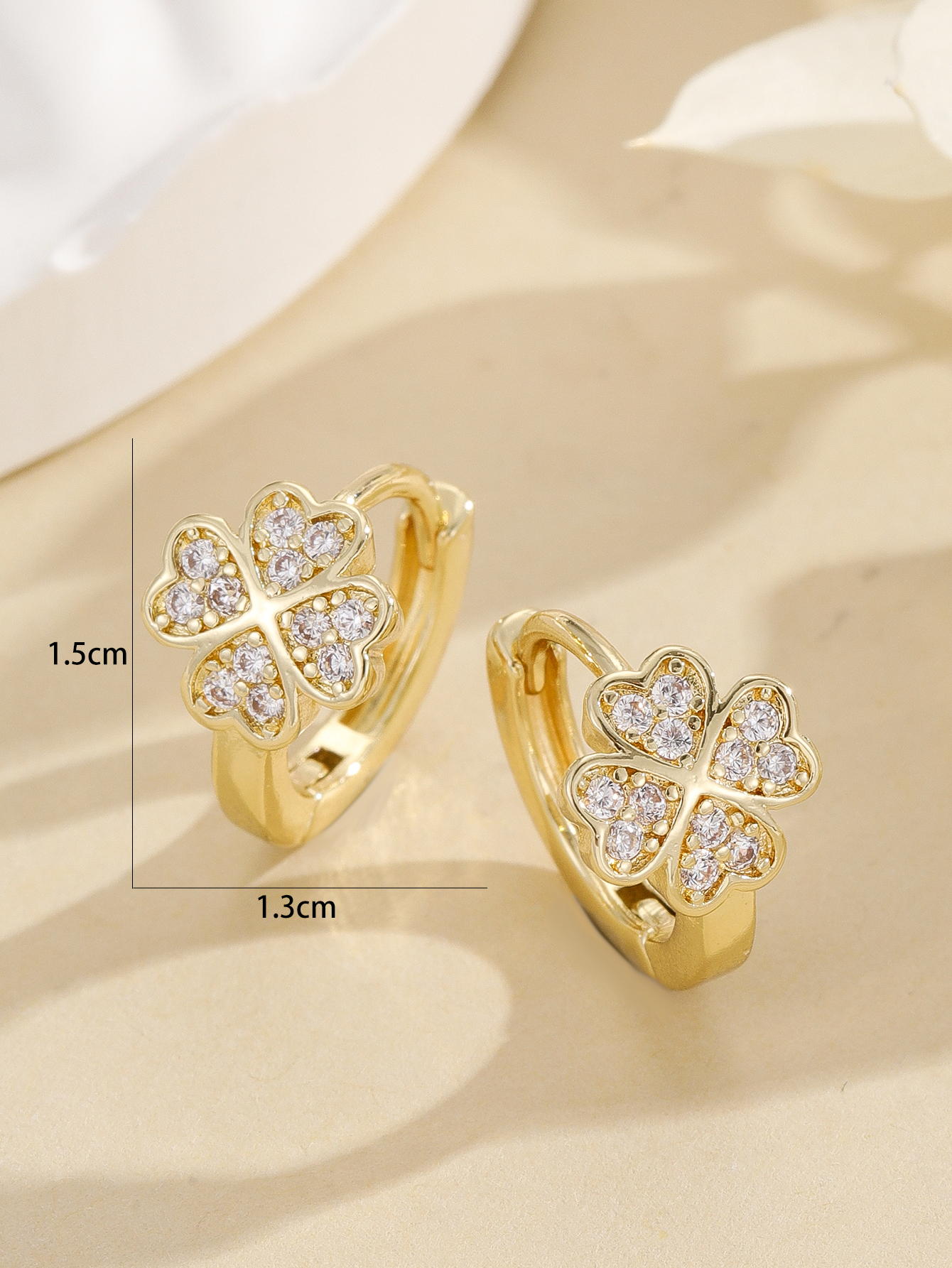 The same style as Douyin, featuring simple full-diamond zirconia four-leaf clover earrings, ear rings and ear buckles, as well as an Instagnetiz-themed design details Picture