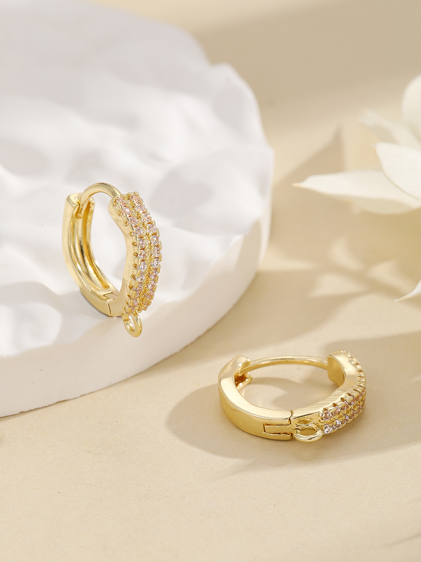 Small zircon circular ear buckle earrings with a touch of high-end, light luxury and niche design for women in spring, a new trend in 2023 Item Picture