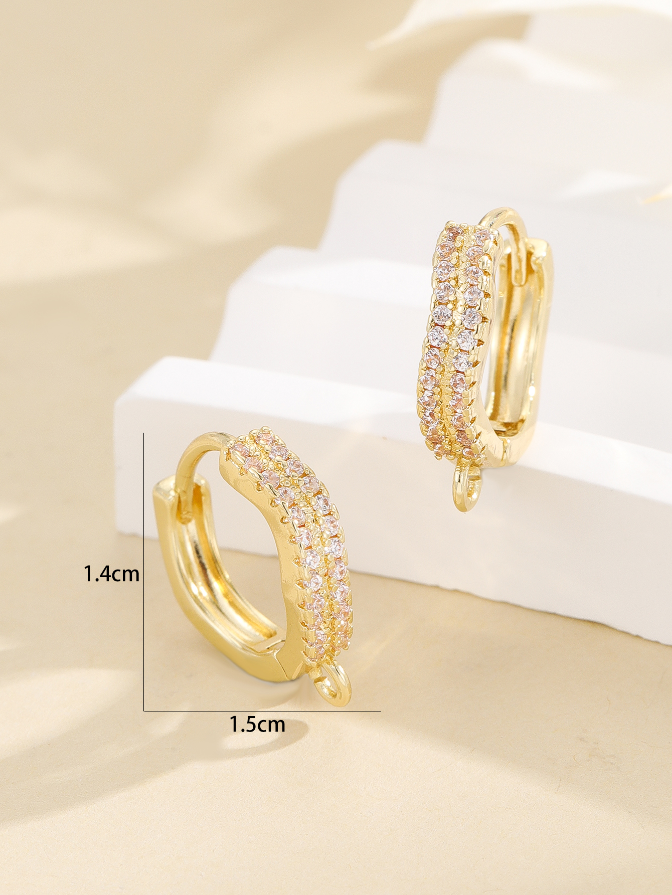 Small zircon circular ear buckle earrings with a touch of high-end, light luxury and niche design for women in spring, a new trend in 2023 details Picture