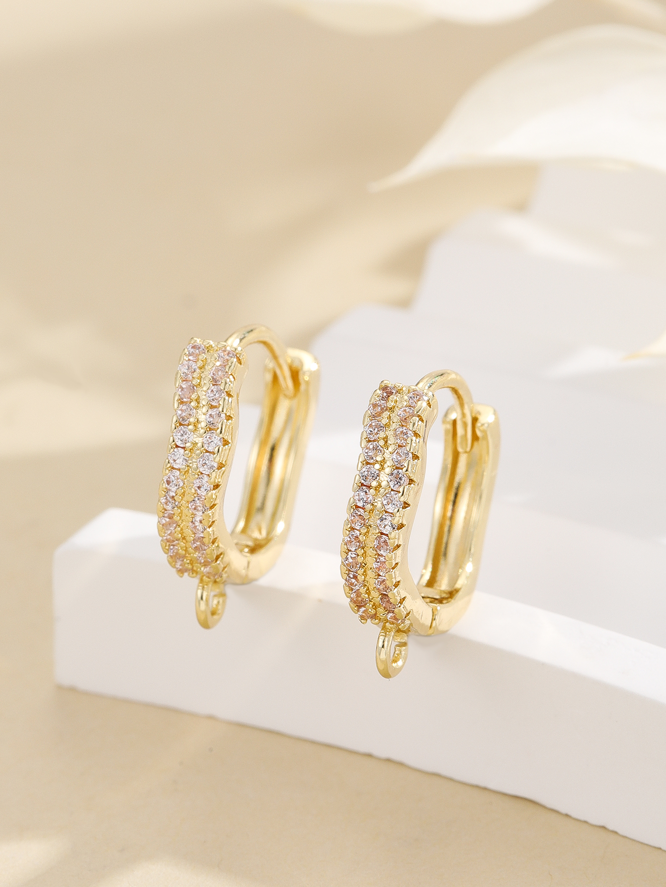 Small zircon circular ear buckle earrings with a touch of high-end, light luxury and niche design for women in spring, a new trend in 2023 Specification image