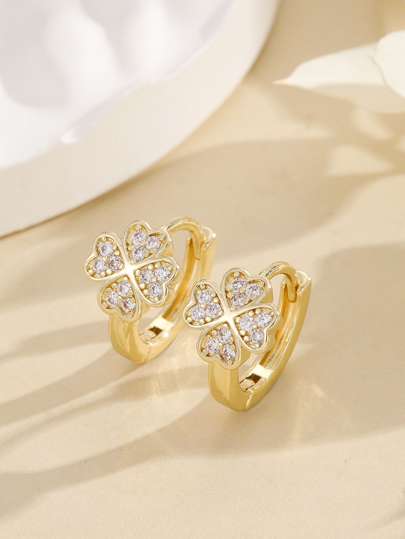 The same style as Douyin, featuring simple full-diamond zirconia four-leaf clover earrings, ear rings and ear buckles, as well as an Instagnetiz-themed design Specification image
