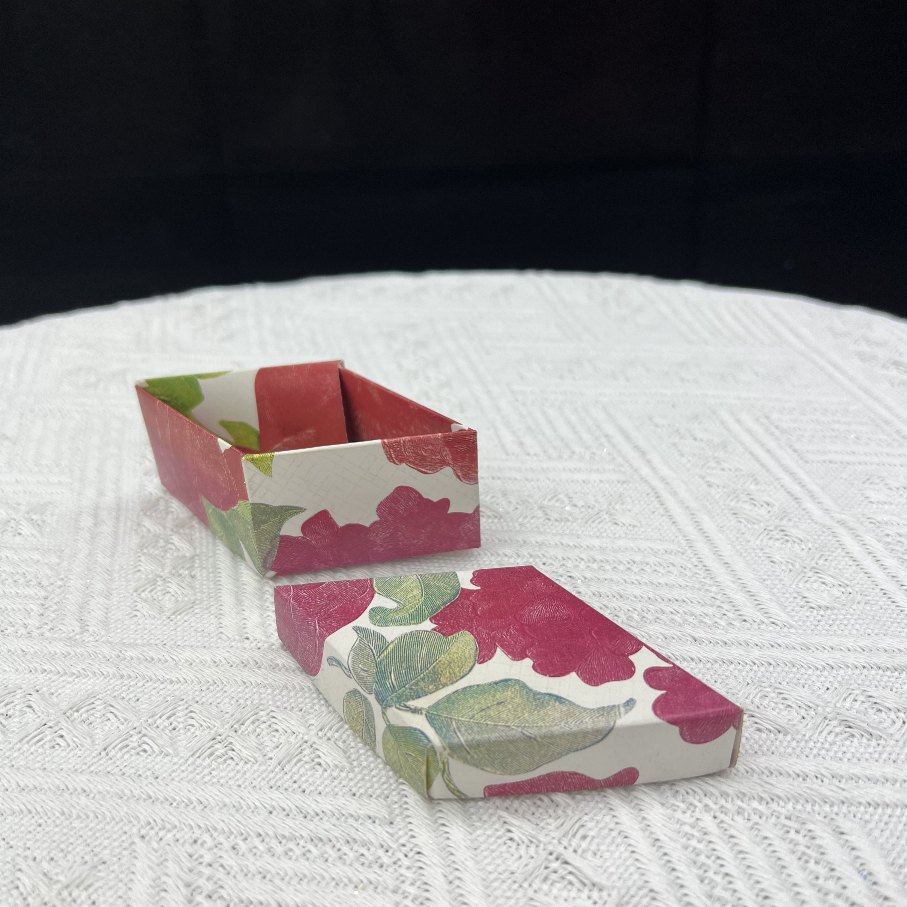 Exquisite folding square boxes, gift boxes, Christmas boxes, accessory boxes, foreign trade boxes, and special-shaped four-corner boxes Item Picture