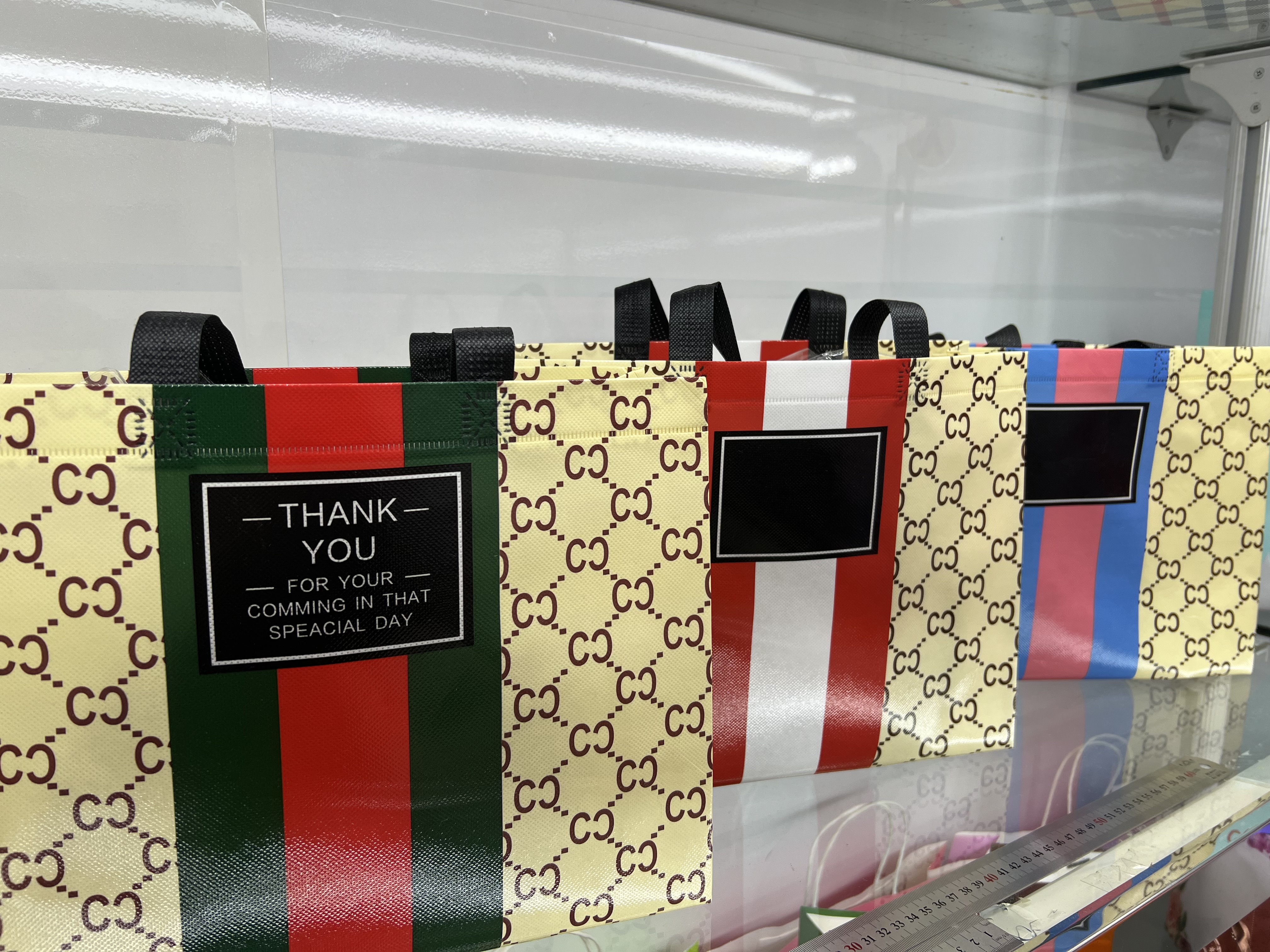 Classic patterned universal non-woven fabric bags, Christmas non-woven fabric bags, foreign trade gift handbags