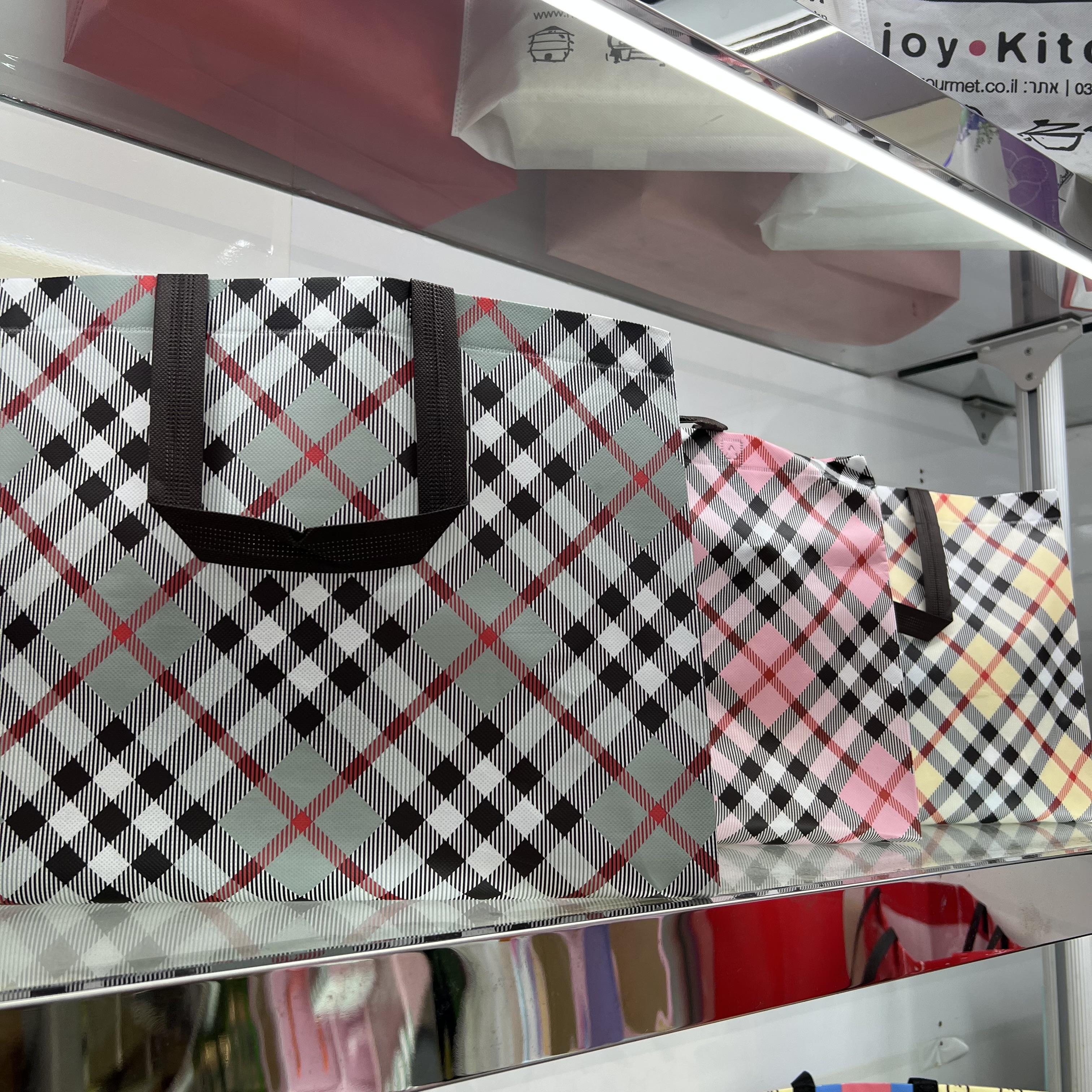 Classic checkered universal non-woven fabric bag, Christmas non-woven fabric bag, foreign trade gift handbag details Picture