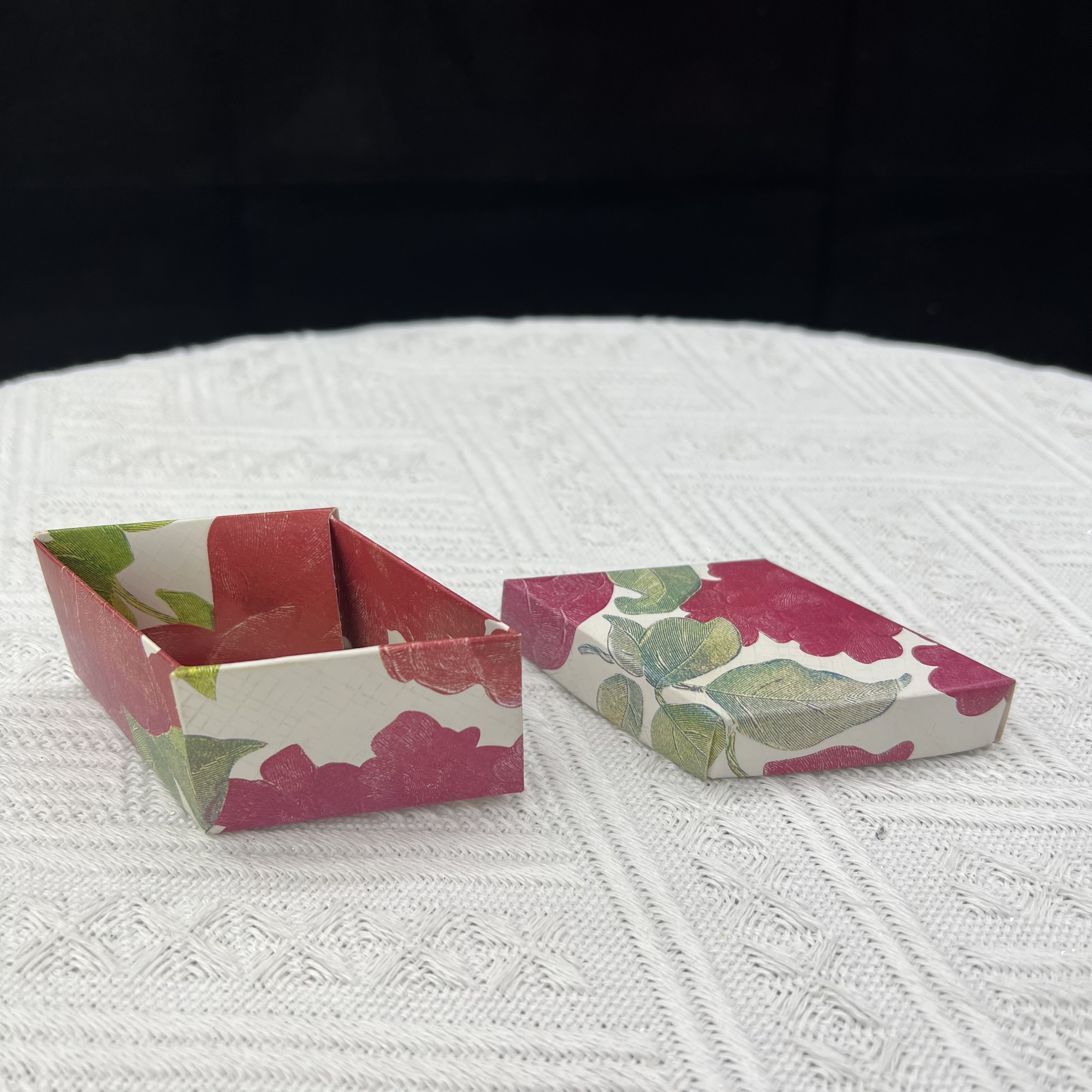 Exquisite folding square boxes, gift boxes, Christmas boxes, accessory boxes, foreign trade boxes, and special-shaped four-corner boxes Application Scenario