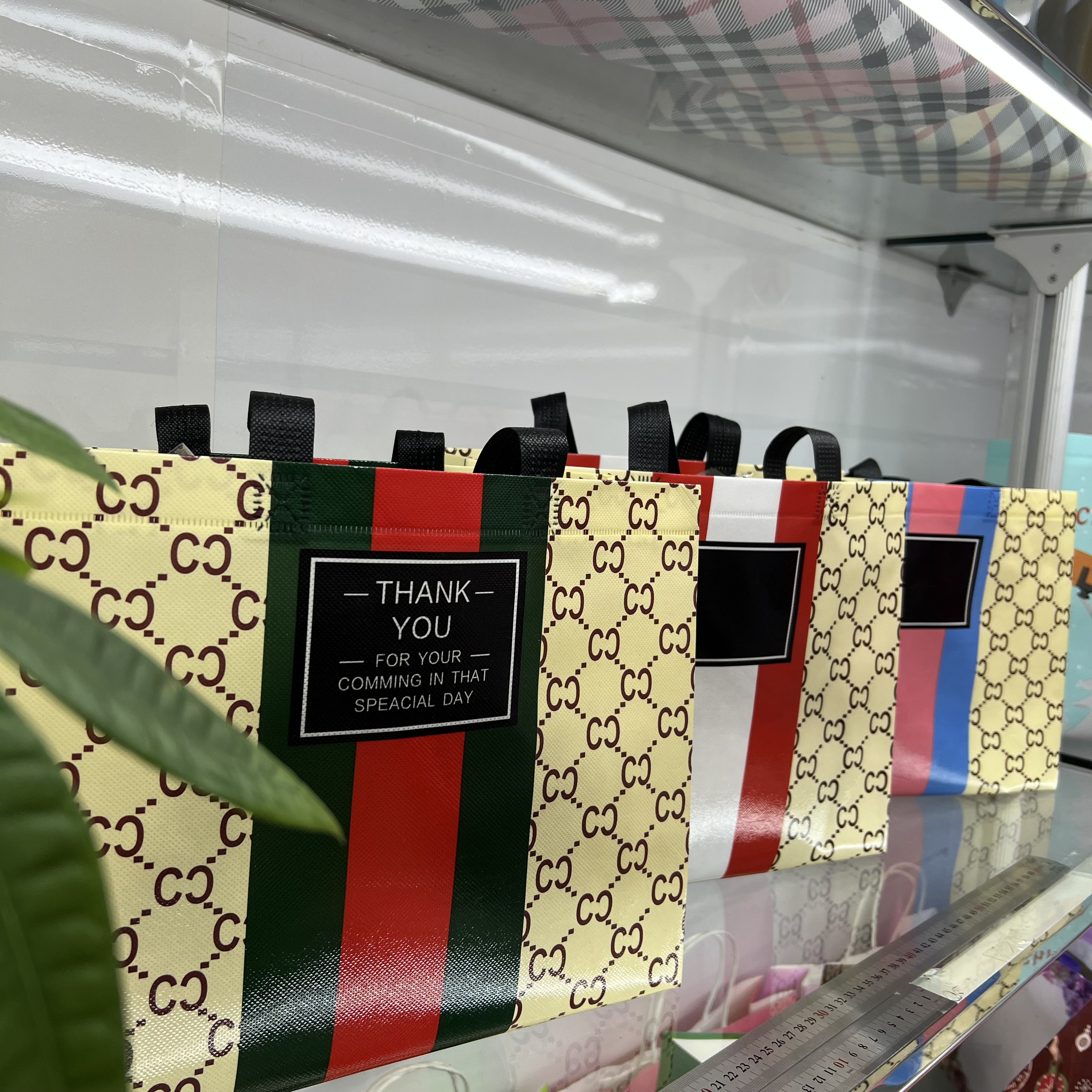 Classic patterned universal non-woven fabric bags, Christmas non-woven fabric bags, foreign trade gift handbags Specification image