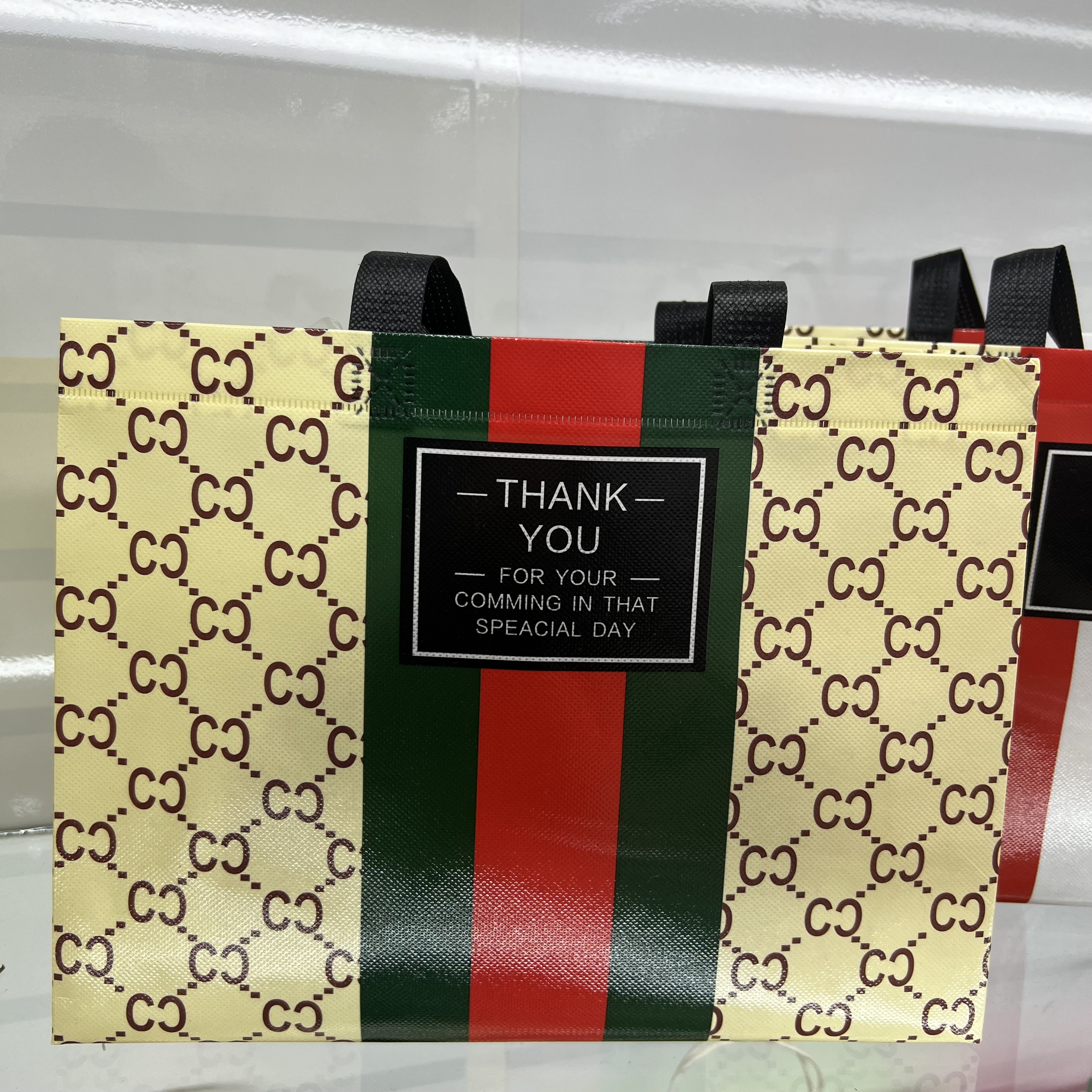Classic patterned universal non-woven fabric bags, Christmas non-woven fabric bags, foreign trade gift handbags details Picture