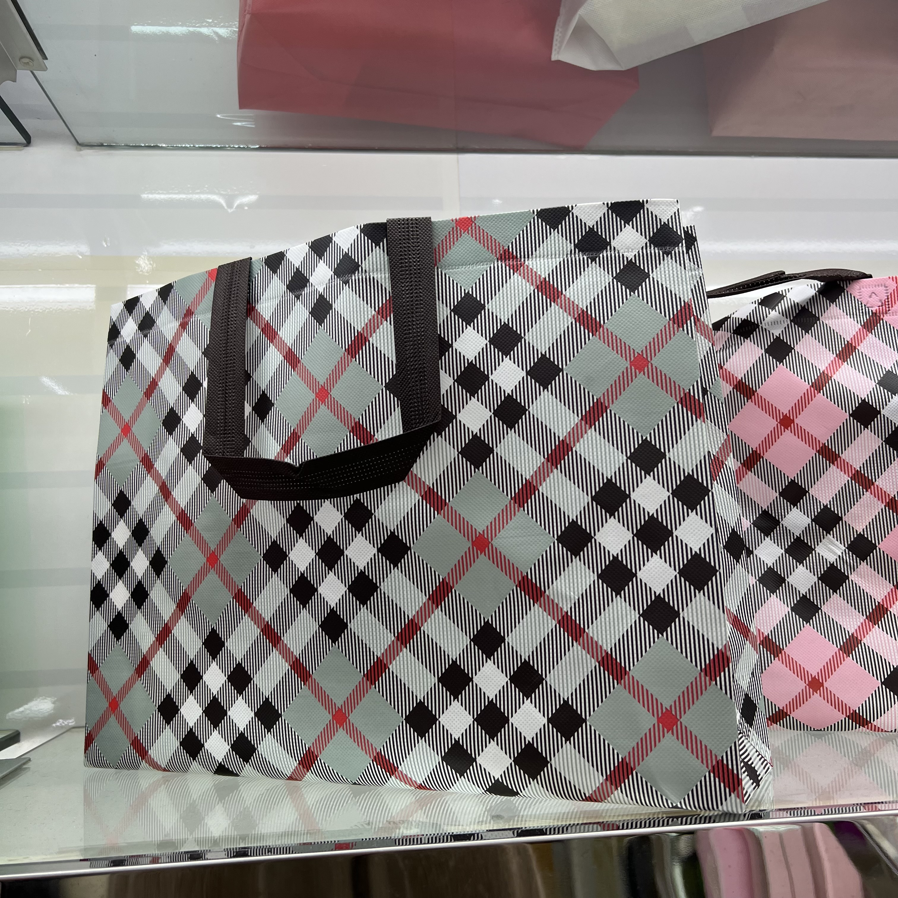 Classic checkered universal non-woven fabric bag, Christmas non-woven fabric bag, foreign trade gift handbag