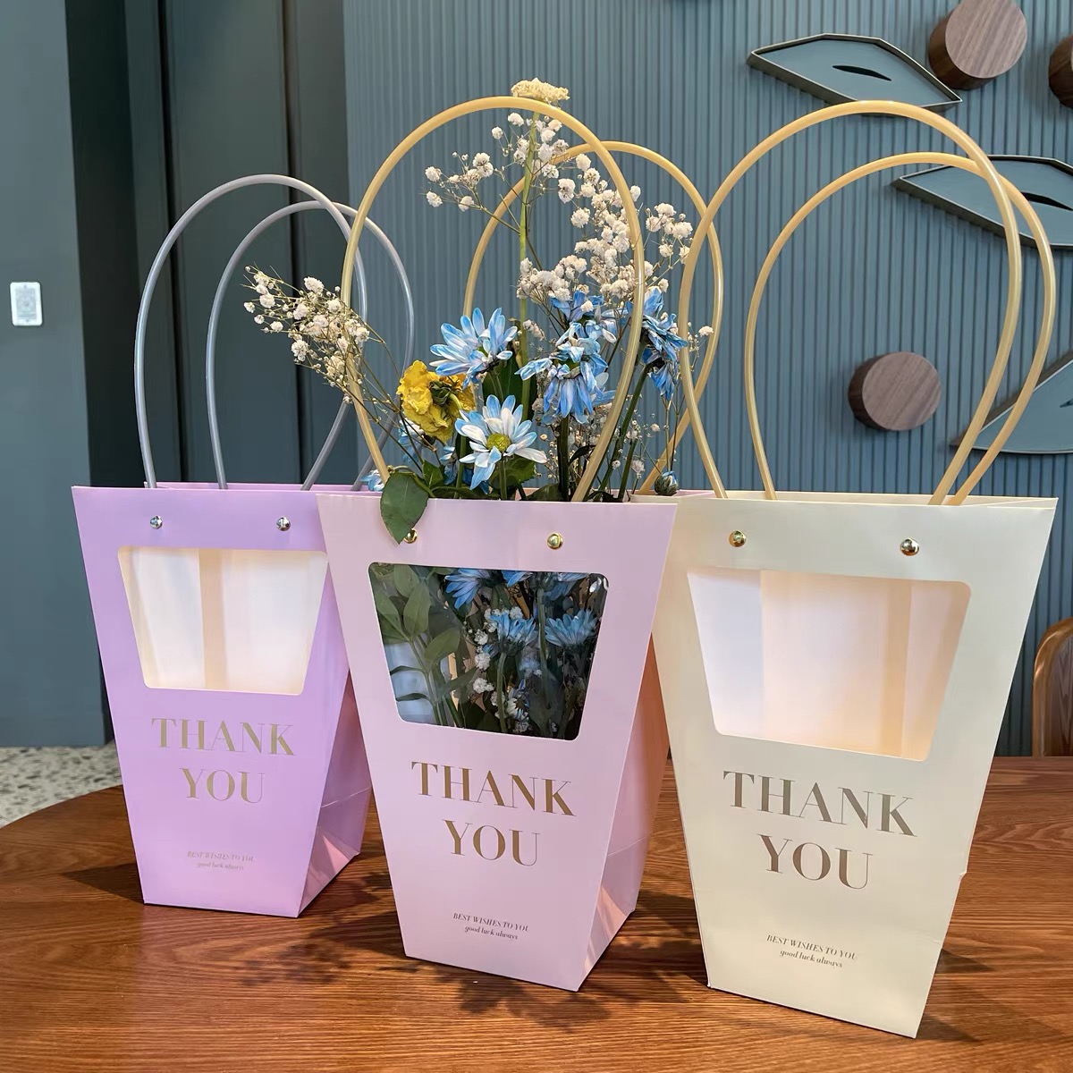 Flower window packaging box with gilded flower packaging details Picture
