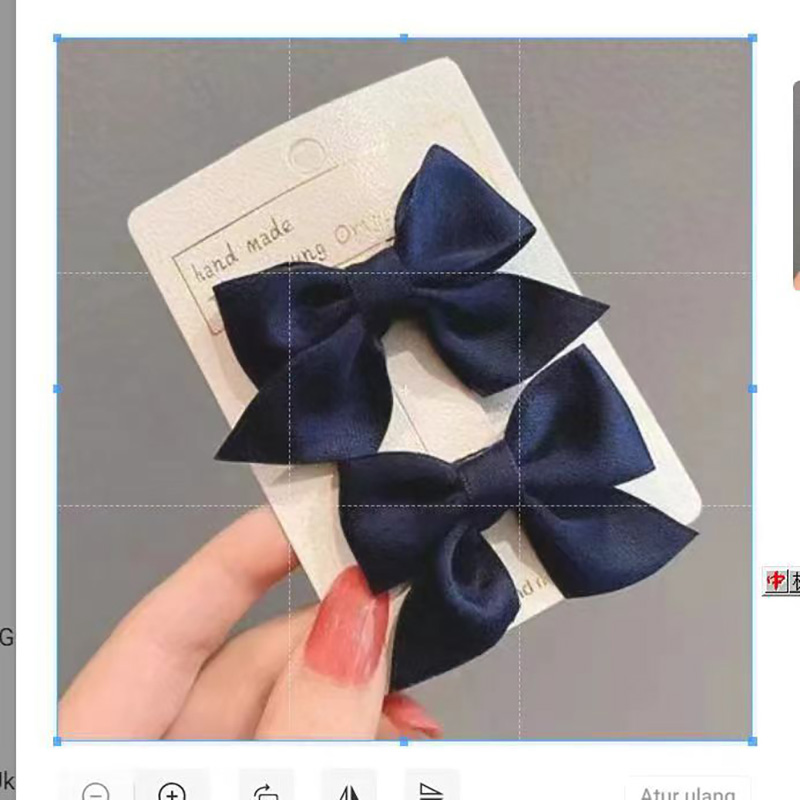 The Korean-style bow duck clip is elegant and stylish. The large satin bow headpiece has a spring clip with a high-end feel. The black hair clip at the back of the head is a trendy hair accessory Specification image