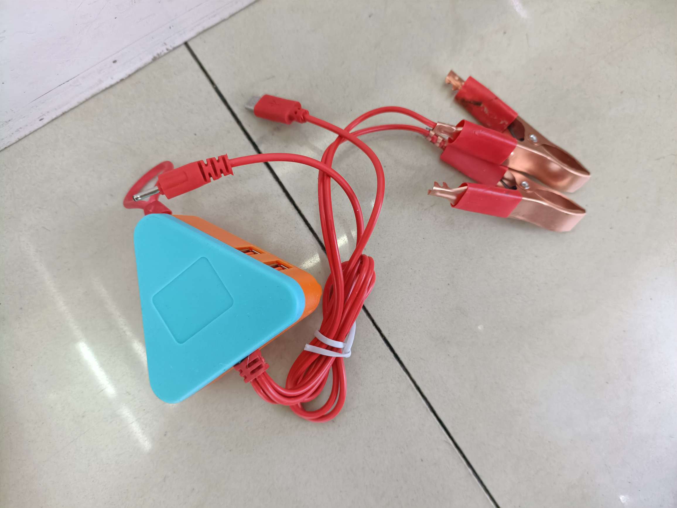 Triangular 4USB side USB dual red clip charger for mobile phone charger Item Picture