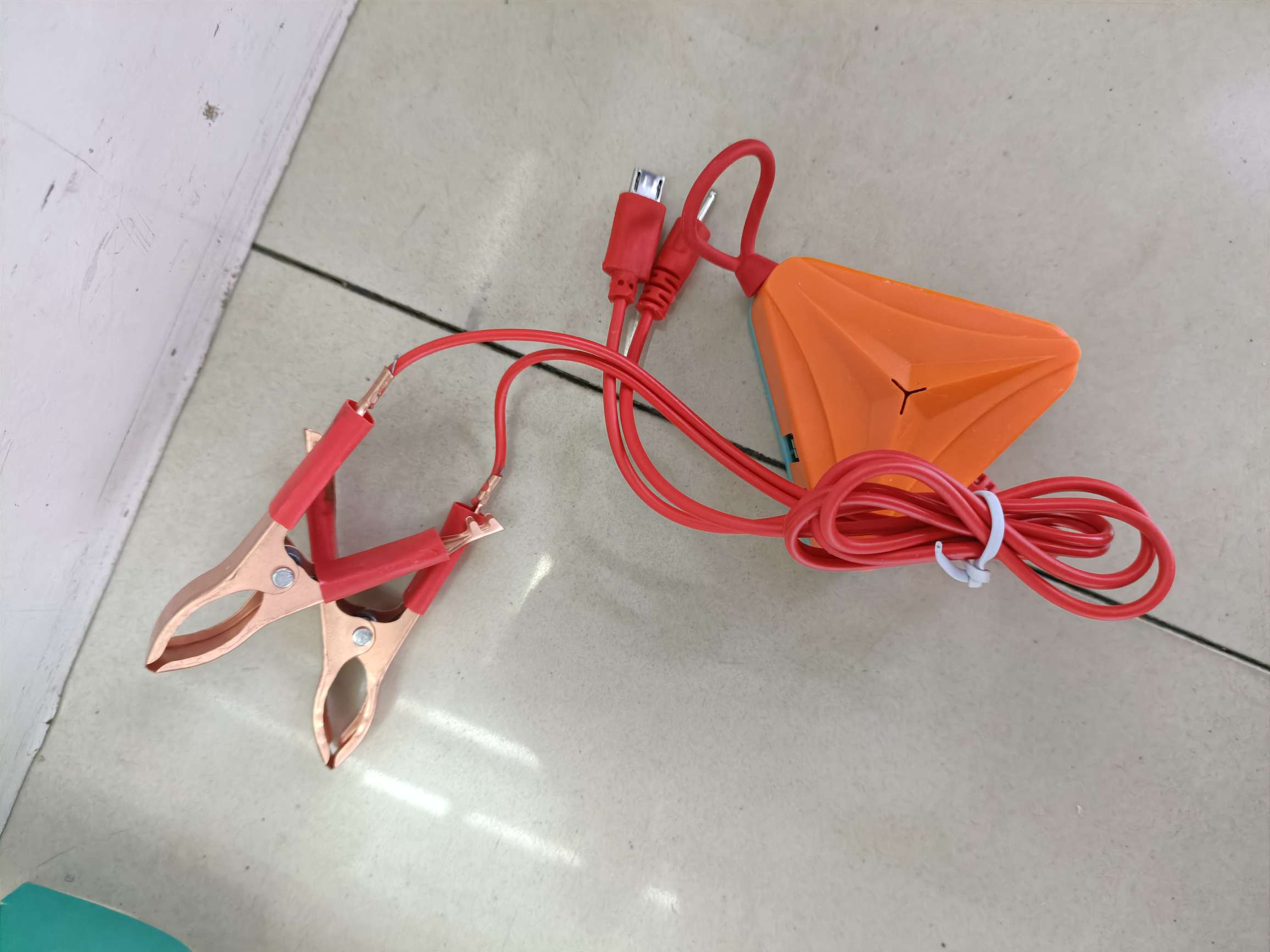 Triangular 4USB side USB dual red clip charger for mobile phone charger Application Scenario