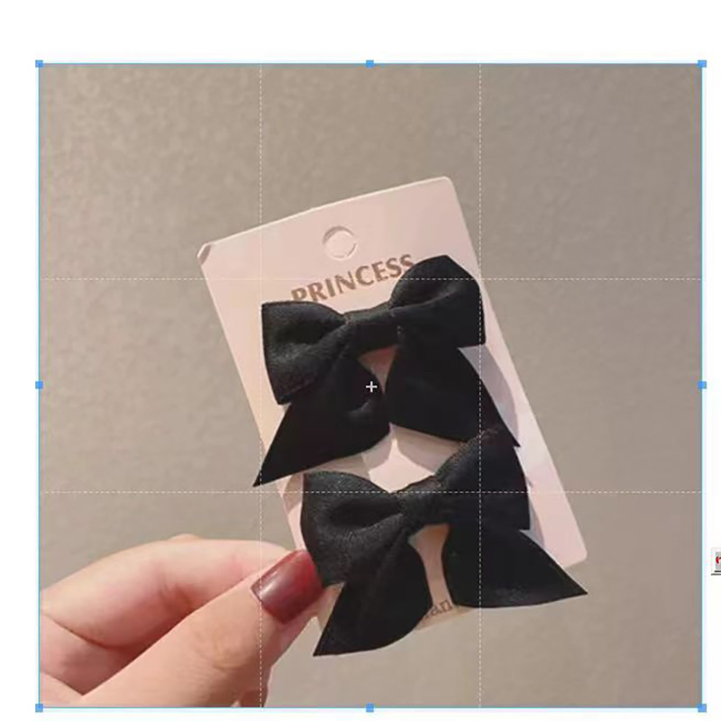 The Korean-style bow duck clip is elegant and stylish. The large satin bow headpiece has a spring clip with a high-end feel. The black hair clip at the back of the head is a trendy hair accessory details Picture