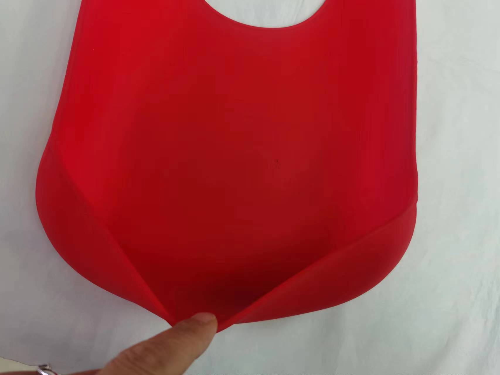 硅胶产品/宝宝围兜/吃饭防脏衣兜白底实物图