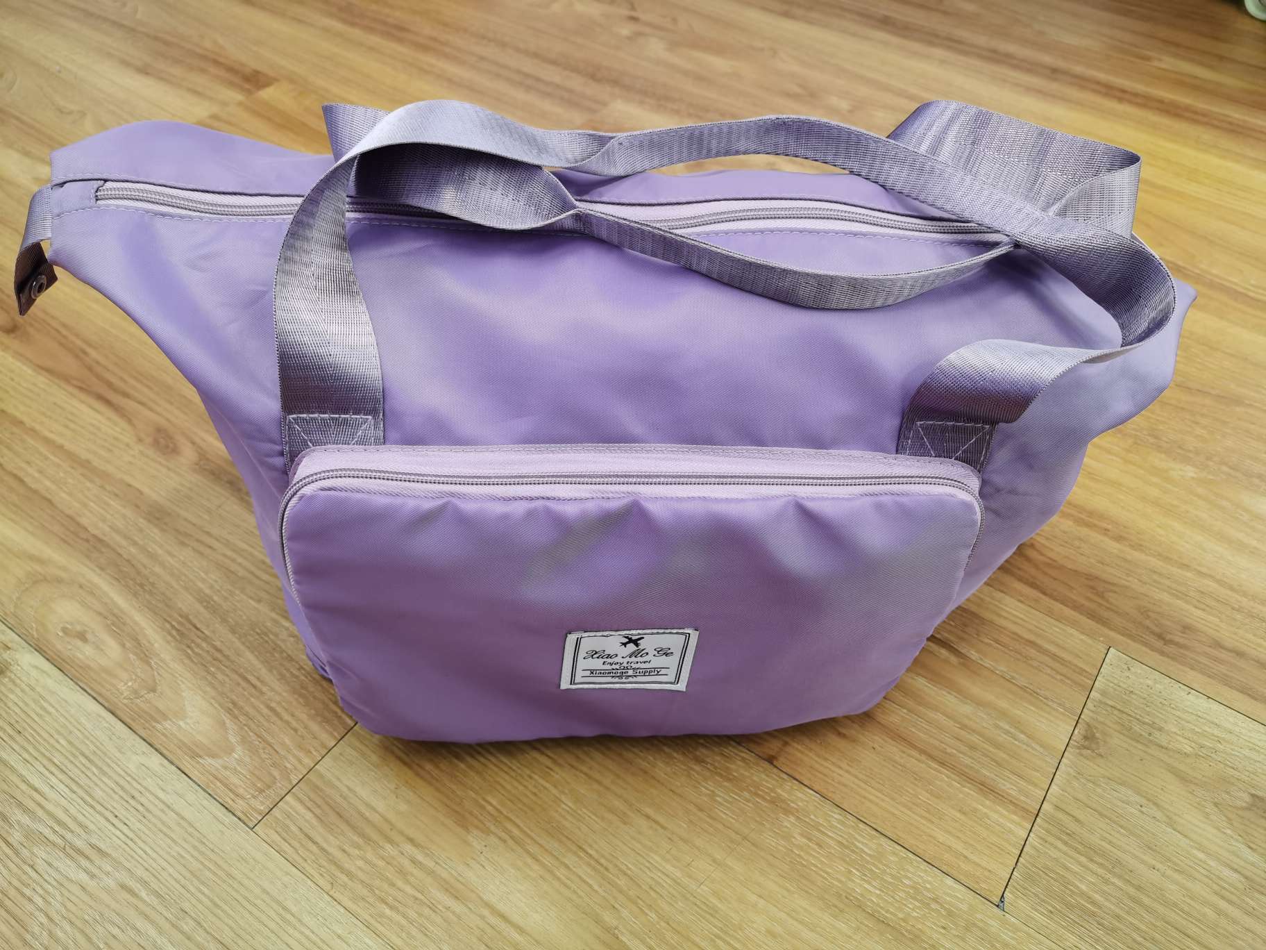 防水旅行包白底实物图