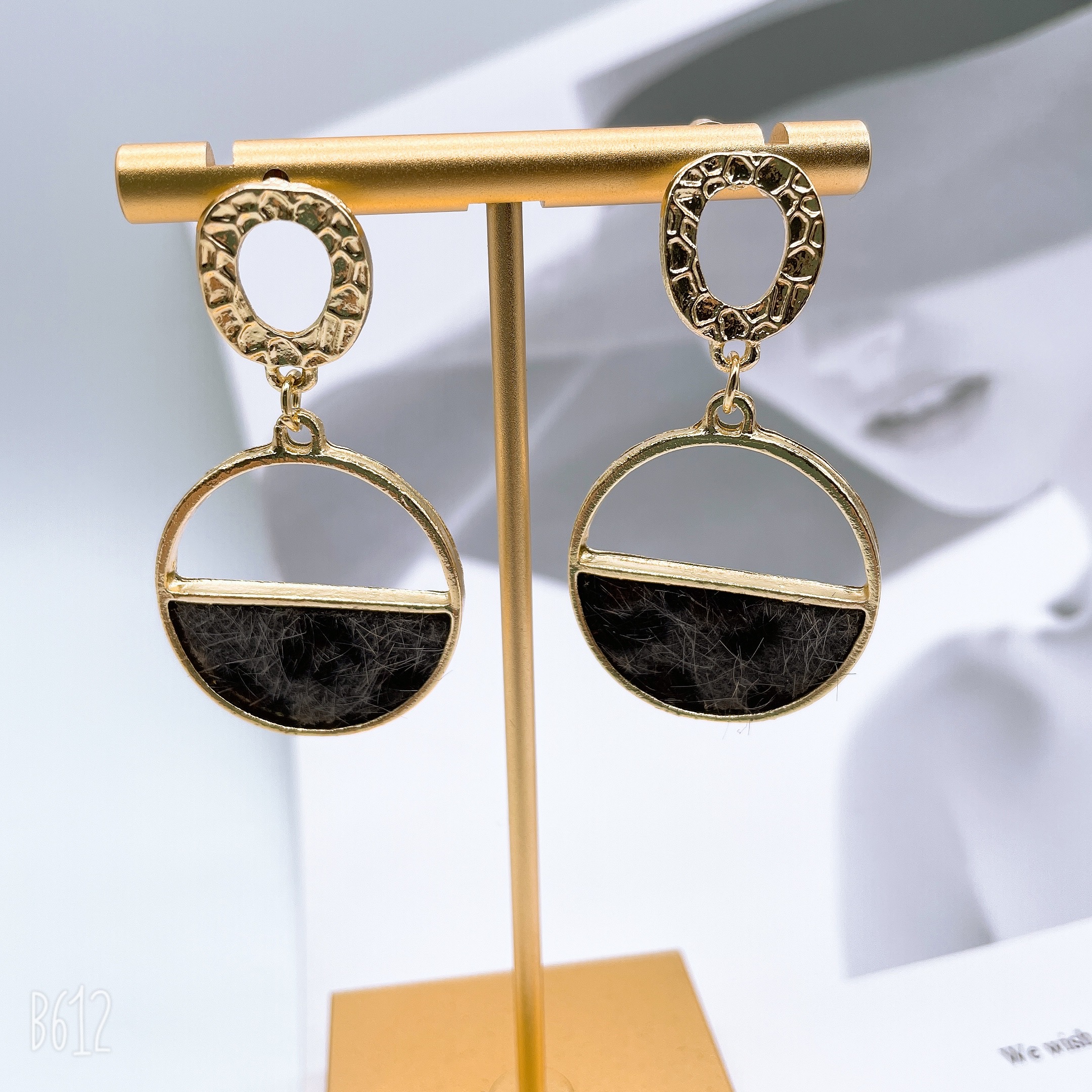 The new earrings from Dongdaemun, South Korea, feature leopard print multi-color earrings that are fashionable and versatile. They are popular and trendy earrings, including women's semi-circular hollowed-out stud earrings details Picture