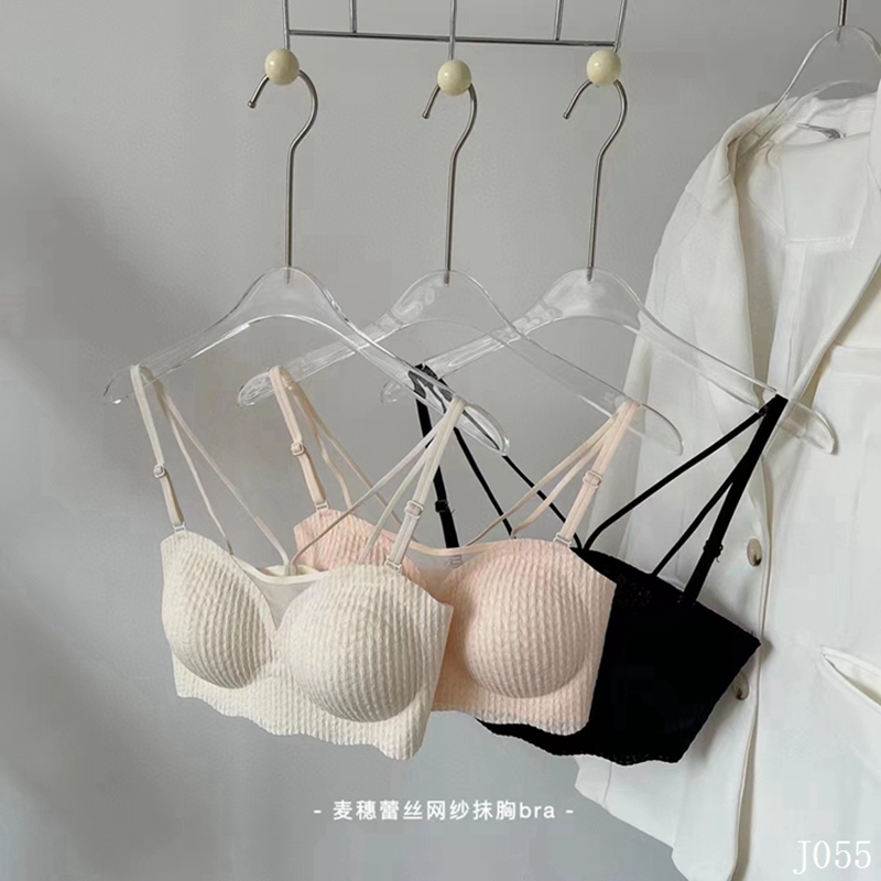 Dreamy red and pink strapless bra, vest, anti-glare wrap, lace, small halter strap, pen style, beautiful back, gathering, thin shoulder strap bra Application Scenario