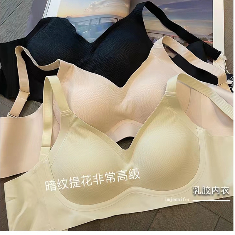Dreamy red and pink dark-patterned jacquard thin, converging and tapering latex adjustable bra with a nude feel Application Scenario