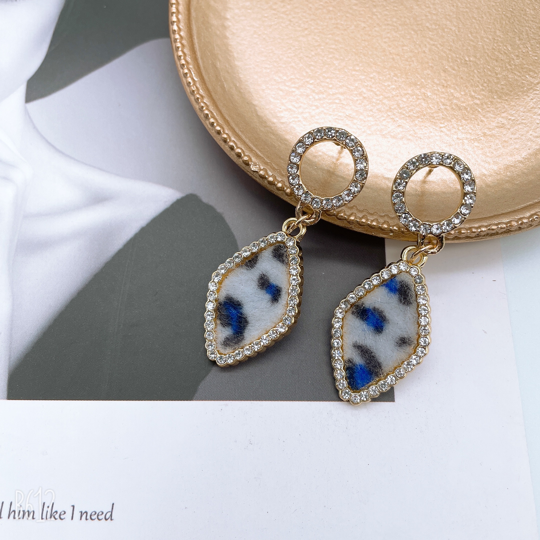 Factory wholesale 2023 new style earrings, women's diamond-shaped full diamonds, elegant, light luxury, internet-famous stud earrings, personalized leopard print, fashionable and versatile earrings Specification image