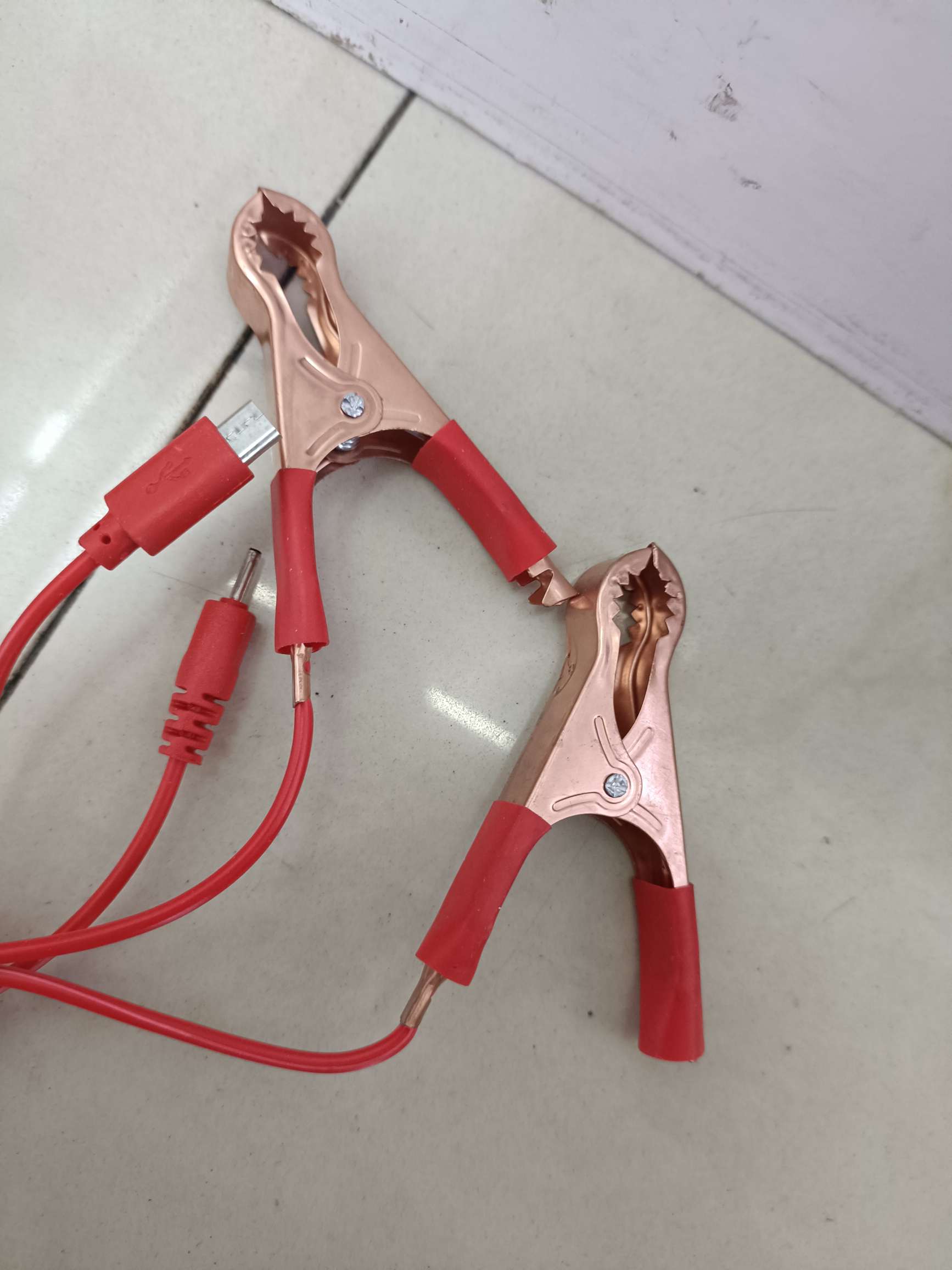 4USB doble cargador de clip rojo Item Picture
