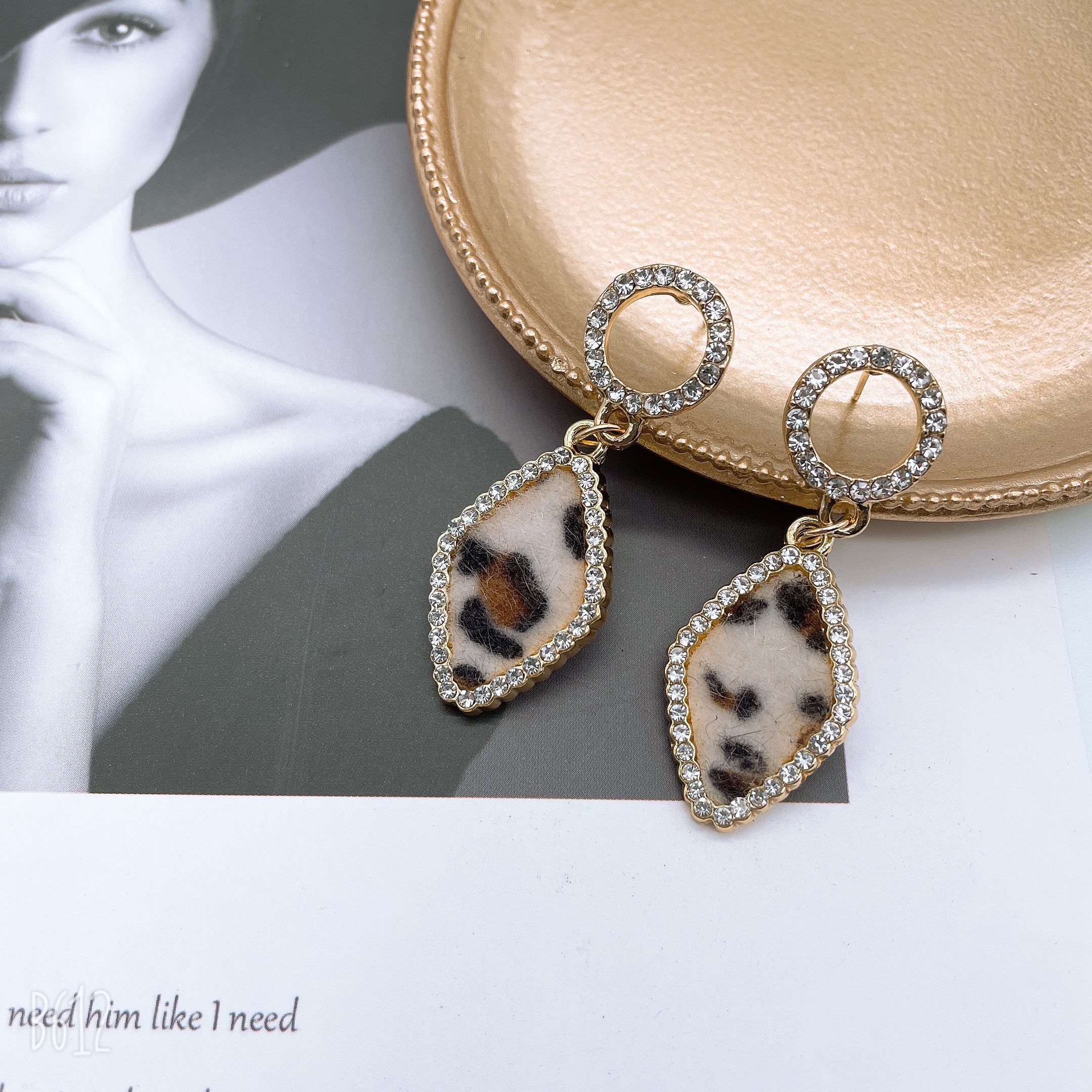 Factory wholesale 2023 new style earrings, women's diamond-shaped full diamonds, elegant, light luxury, internet-famous stud earrings, personalized leopard print, fashionable and versatile earrings Item Picture