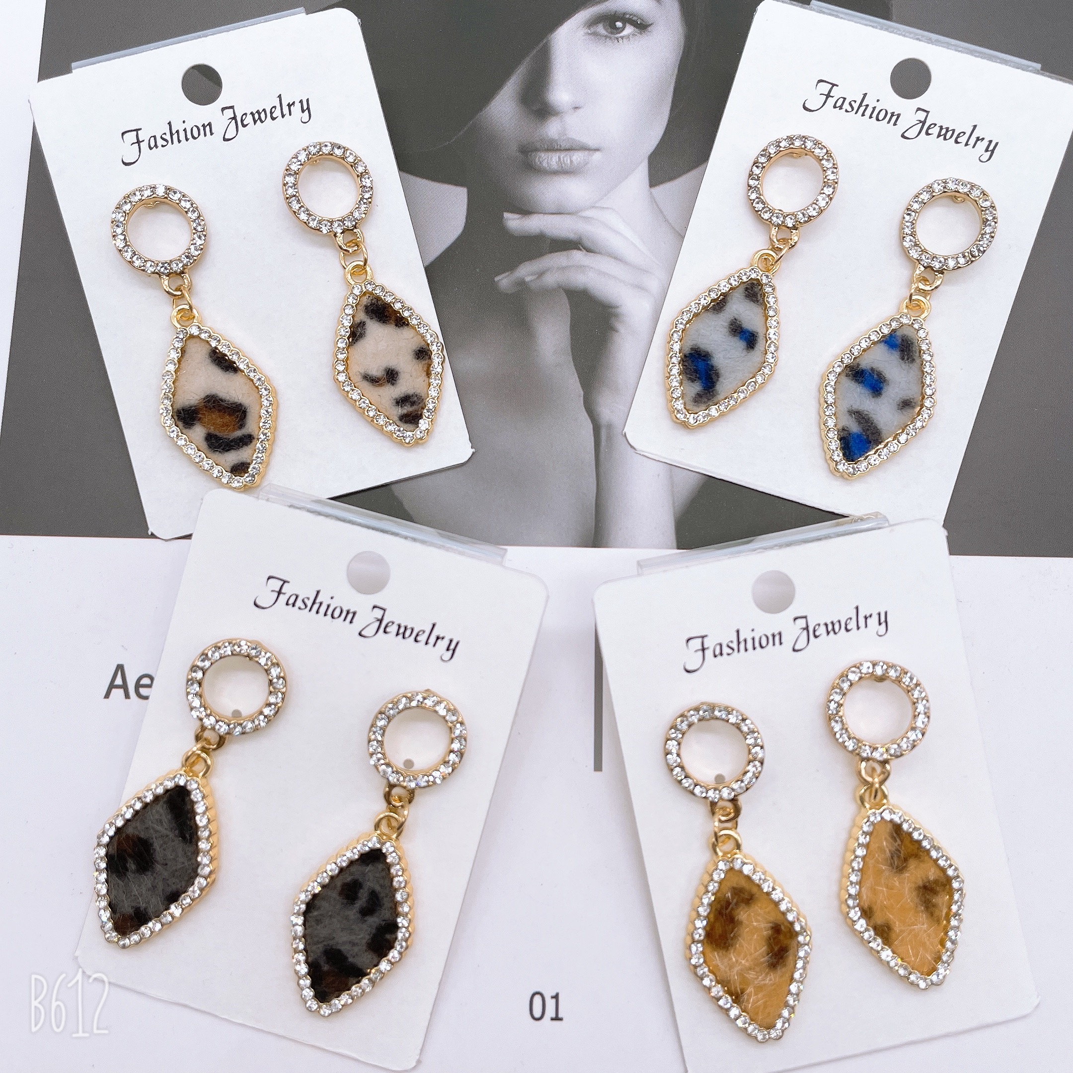 Factory wholesale 2023 new style earrings, women's diamond-shaped full diamonds, elegant, light luxury, internet-famous stud earrings, personalized leopard print, fashionable and versatile earrings