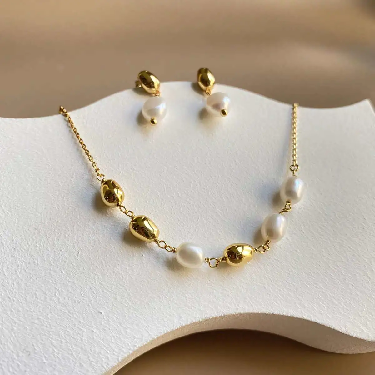 A unique and versatile style gold bean natural pearl 18K gold-plated titanium steel necklace collarbone chain detail image 5