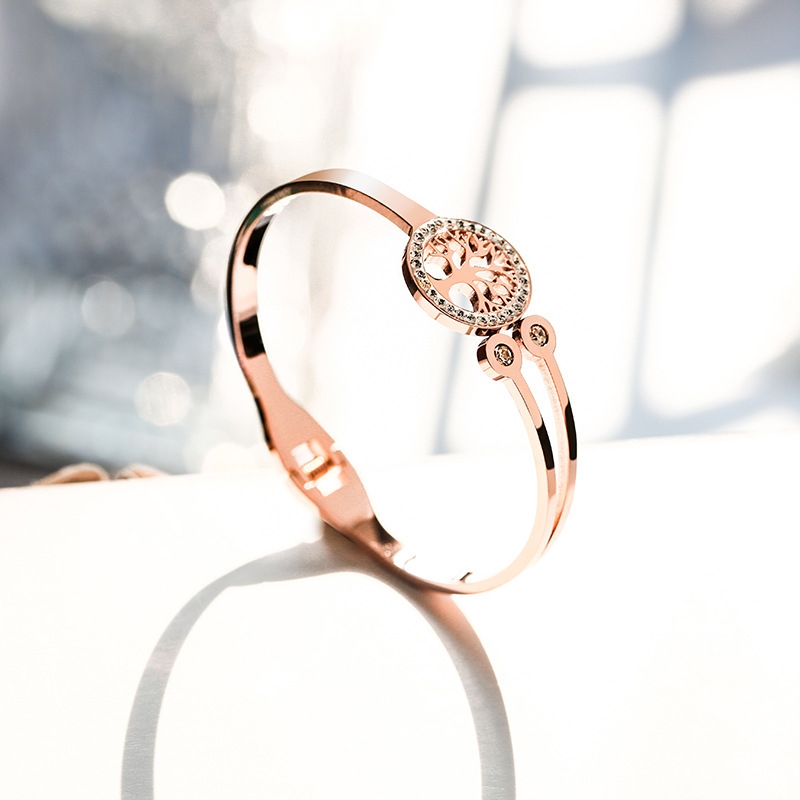 This is a stylish and adjustable stainless steel bracelet with an open life tree. It exudes a sense of luxury for both men and women and does not fade. It also features a cool and trendy style on Instagram Application Scenario