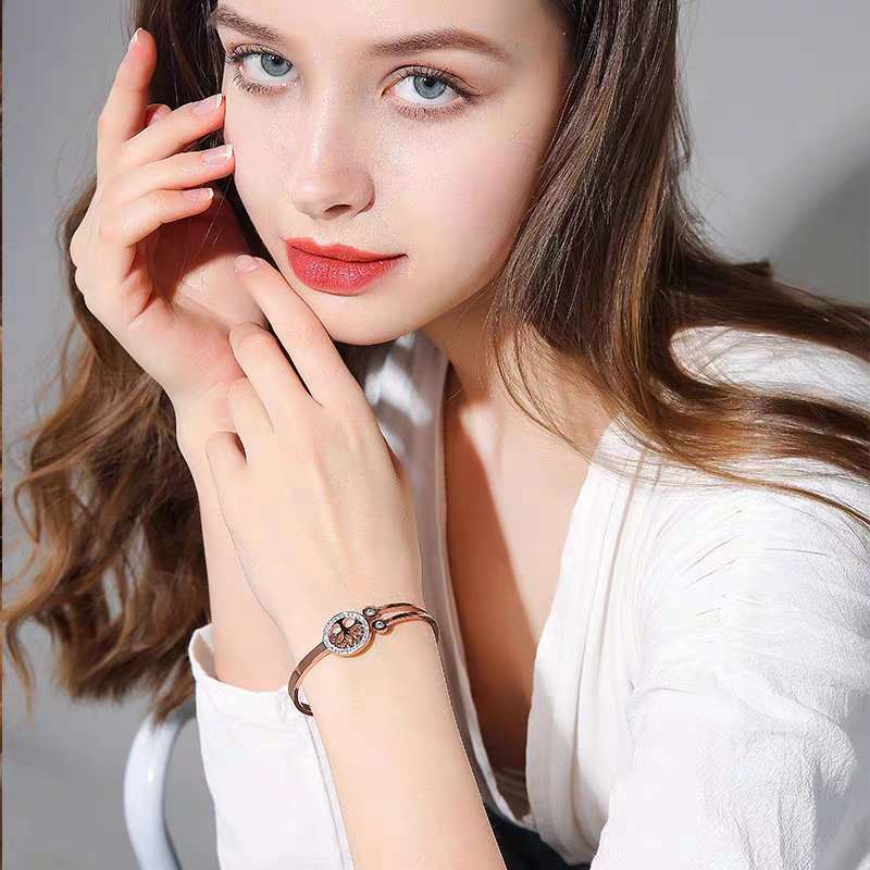 This is a stylish and adjustable stainless steel bracelet with an open life tree. It exudes a sense of luxury for both men and women and does not fade. It also features a cool and trendy style on Instagram Specification image