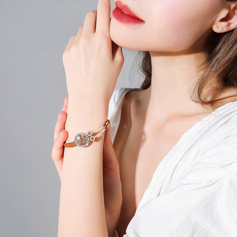 This is a stylish and adjustable stainless steel bracelet with an open life tree. It exudes a sense of luxury for both men and women and does not fade. It also features a cool and trendy style on Instagram details Picture