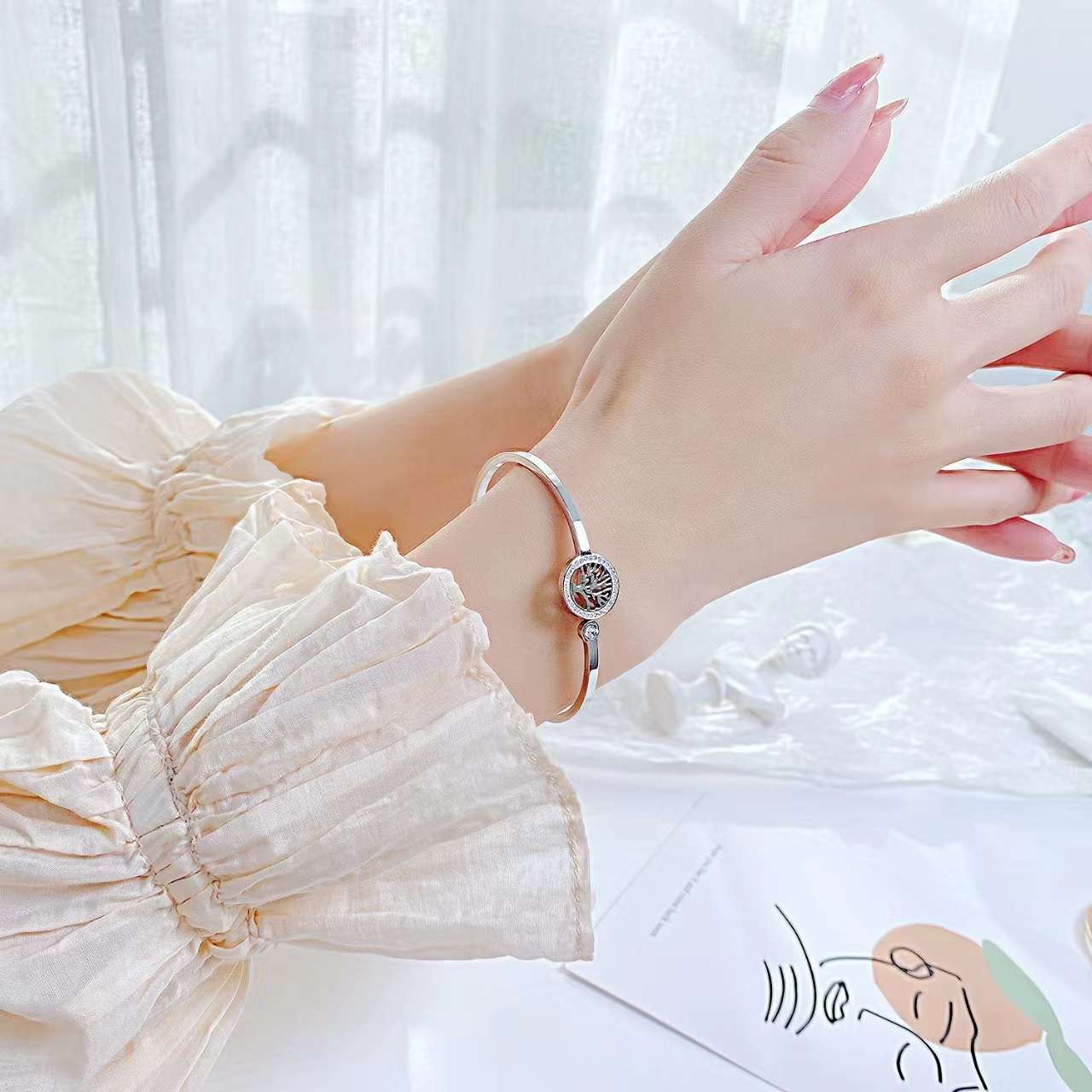 European and American fashion Life Tree stainless steel diamond-encrusted bracelet, Korean style popular and versatile money tree bracelet accessory Specification image