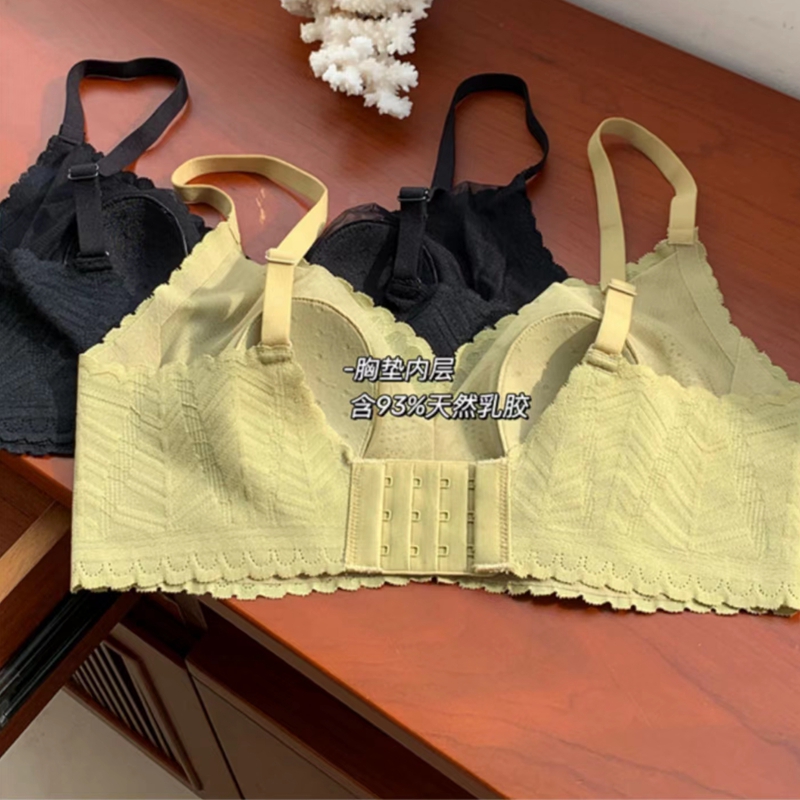 Dreamy red and pink breathable lingerie. Women with large breasts look smaller. Summer without underwire, comfortable to reduce secondary breasts. Comfortable lace latex bra Item Picture