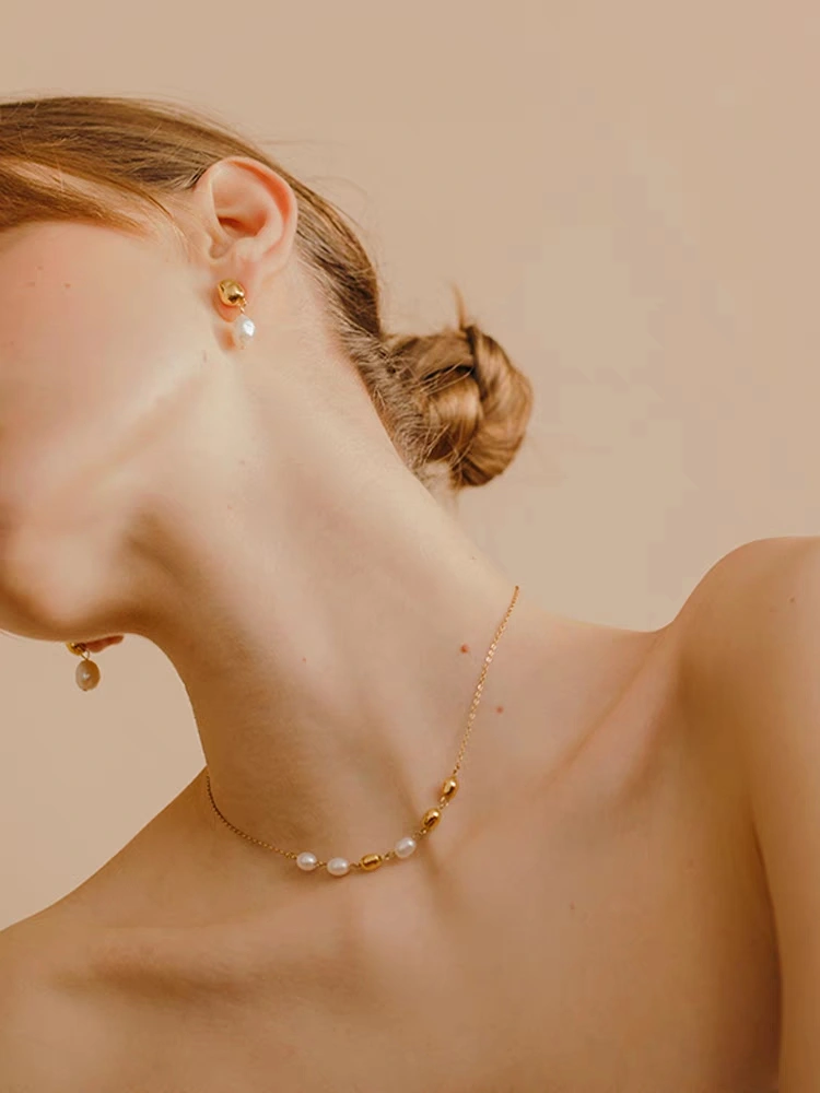 A unique and versatile style gold bean natural pearl 18K gold-plated titanium steel necklace collarbone chain detail image 2