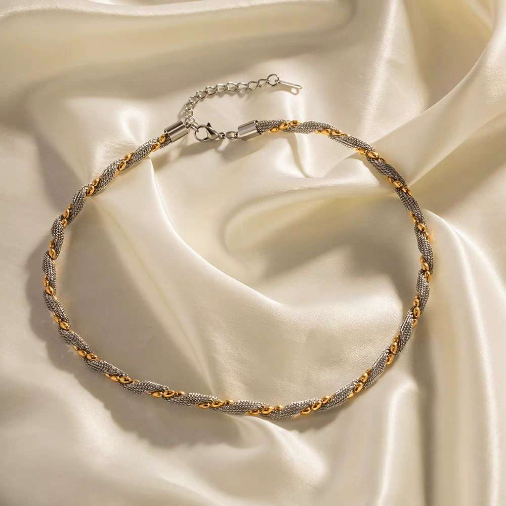 This 18K gold-plated 316 stainless steel two-color necklace with an ins style from Europe and America is a versatile, trendy and non-fading niche accessory