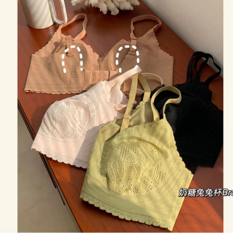 Dreamy red and pink breathable lingerie. Women with large breasts look smaller. Summer without underwire, comfortable to reduce secondary breasts. Comfortable lace latex bra Application Scenario