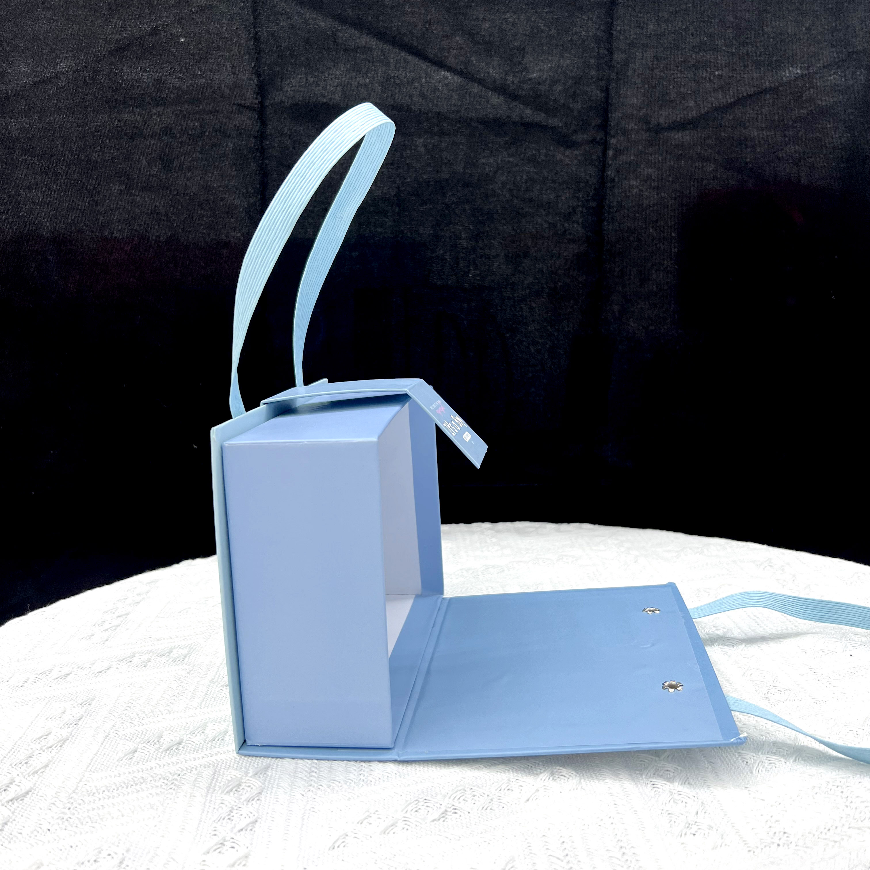 Exquisite hand-held square box, gift box, Christmas box, accessory box, foreign trade box, magnetic gift box Application Scenario