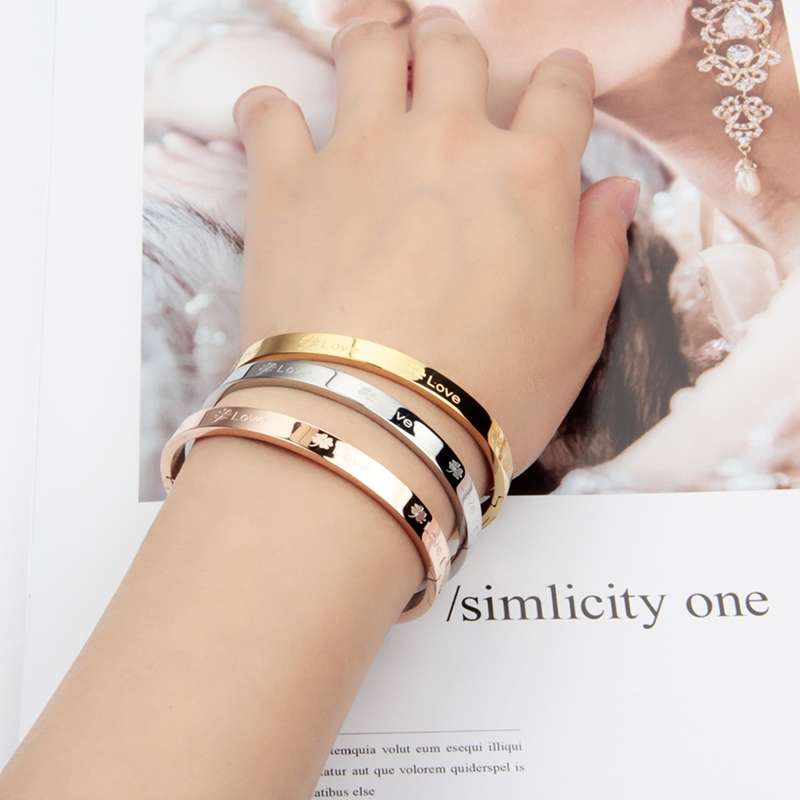 Fashionable gold-plated titanium steel women's gift bracelet Feather LOVE316L stainless steel bracelet for women Application Scenario