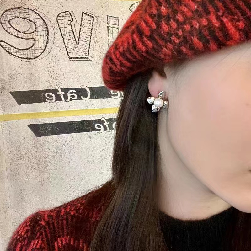 Korean-style fashionable and elegant metal floral color-blocking series, gentle and refined craftsmanship earrings, stud earrings and butterfly accessories Specification image