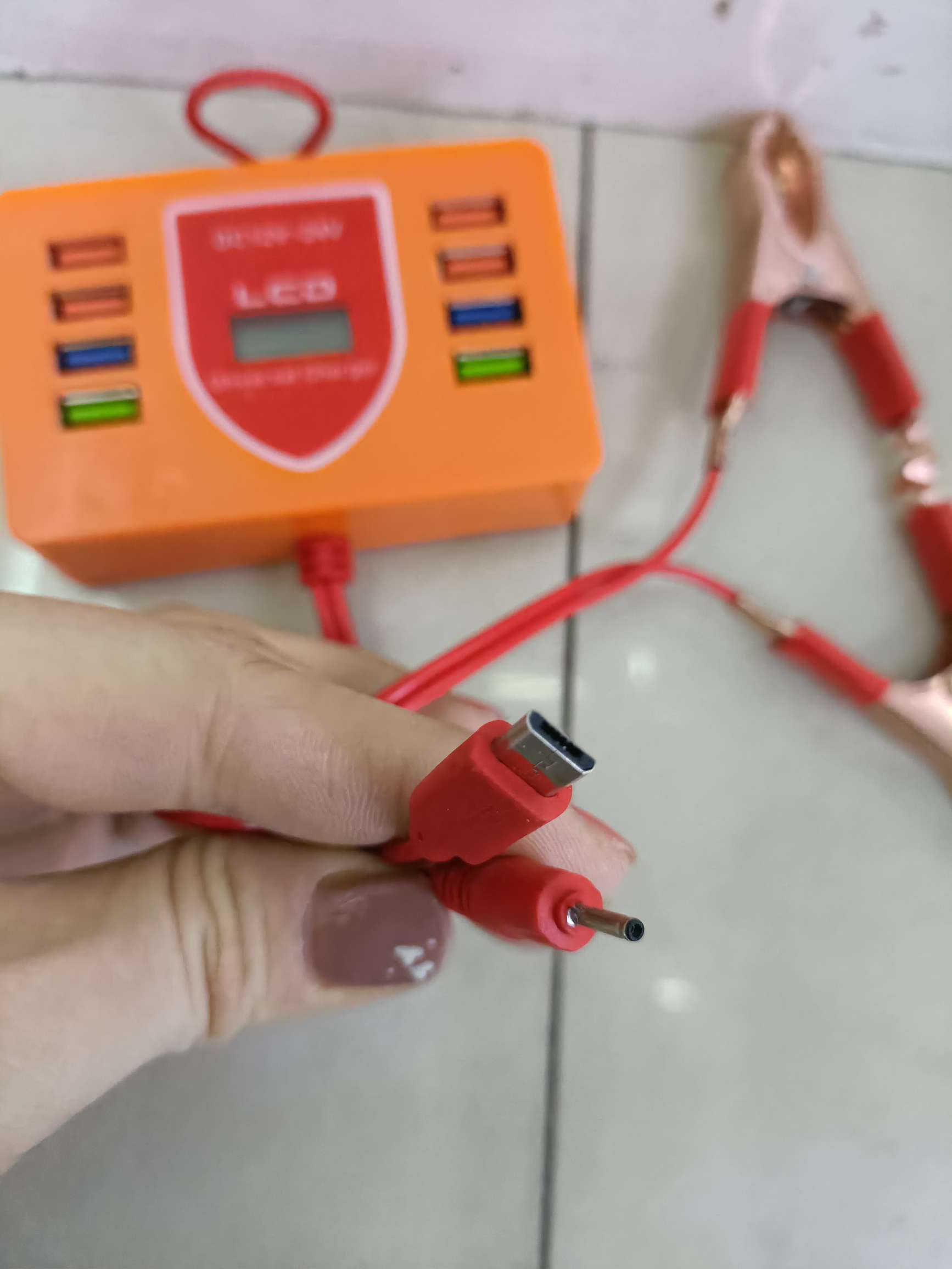 8USB شاحن هاتف محمول محشو بمشبك أحمر مزدوج Application Scenario