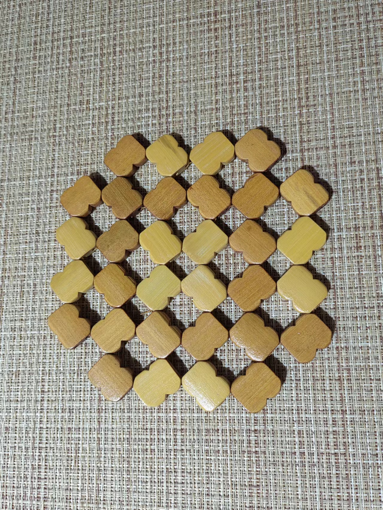 Daily-use original ecological bamboo flower square vegetable mat, heat insulation mat, table mat, cup mat, bowl, hot pot mat, plate, bamboo mat, home dining mat, heat-resistant and heat-resistant bowl mat Application Scenario