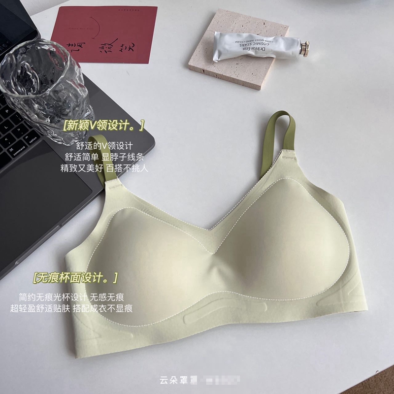 Dreamy red and pink sports bras gather together with contrasting color shoulder straps for a lightweight summer bra Application Scenario