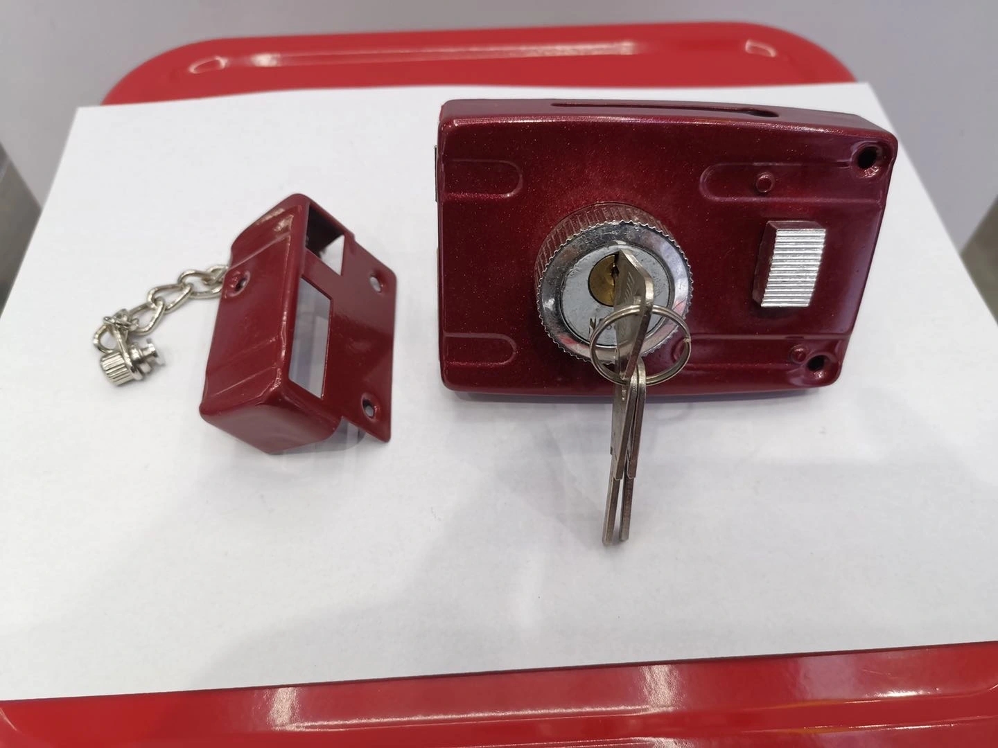 101 Door lock, red lock body with chain, lock accessories for export Application Scenario