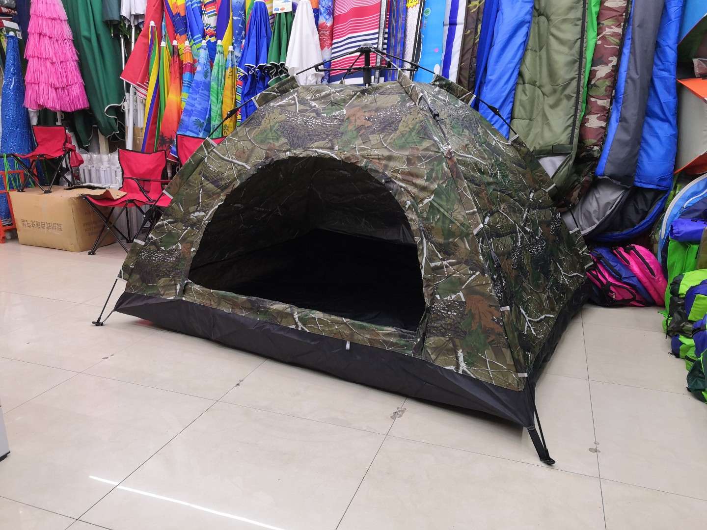 自动帐篷/快开迷彩帐篷/速开帐篷/旅游帐篷/野营帐篷白底实物图